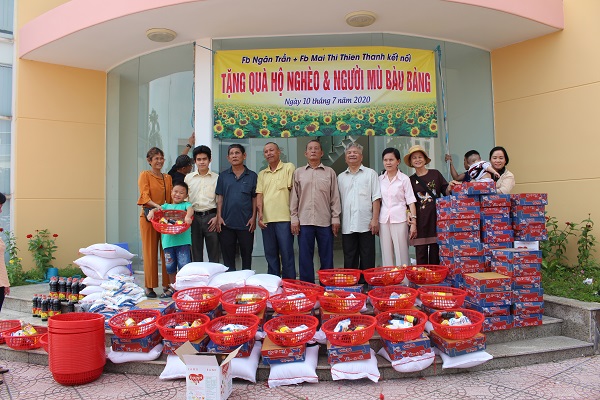 Hội Người mù huyện Bàu Bàng phối hợp tổ chức trao quà cho hội viên