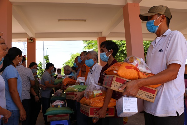 Hội Người mù huyện Bàu Bàng tổ chức trao quà cho hội viên