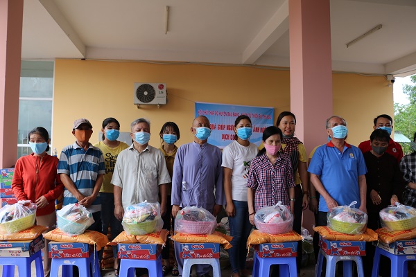 Hội Chữ thập đỏ huyện Bàu Bàng trao 122 phần quà cho hội viên người mù và người dân có hoàn cảnh khó khăn trên địa bàn huyện