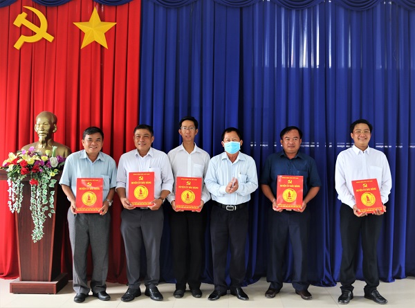 Huyện ủy Bàu Bàng tổ chức lễ công bố và trao quyết định về công tác cán bộ