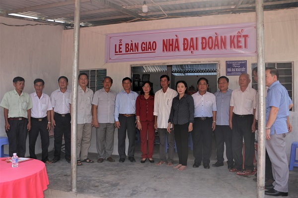 Lãnh đạo huyện Bàu Bàng trao nhà đại đoàn kết tại huyện Cai Lậy, tỉnh Tiền Giang