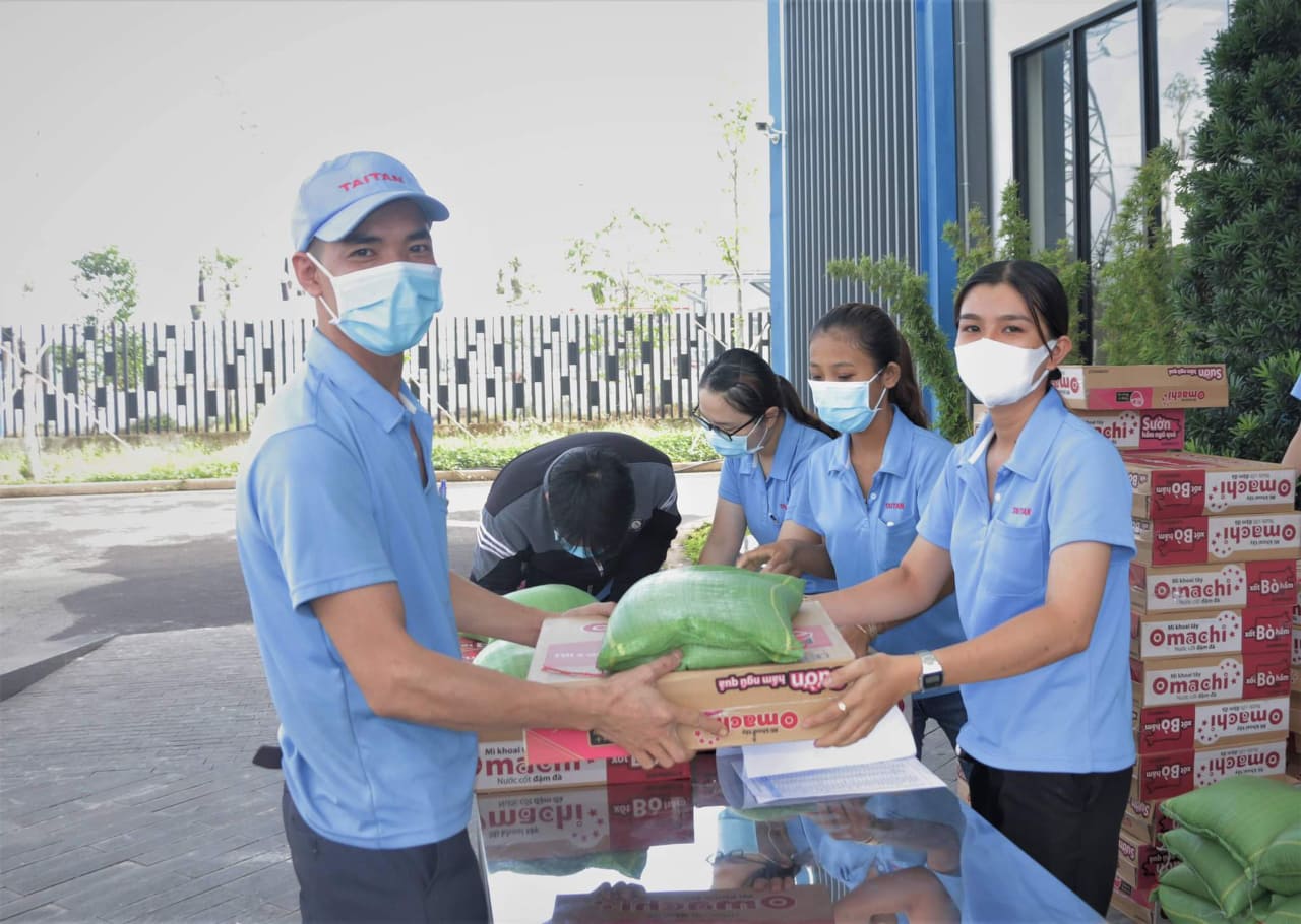 Công ty TNHH Taitan Việt Nam trao tặng quà hỗ trợ công nhân người lao động