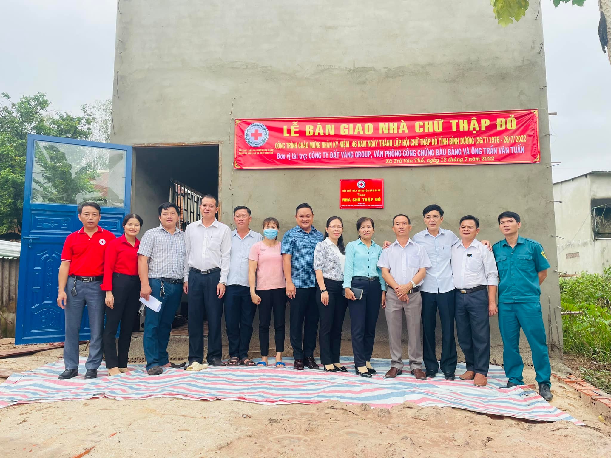 Trao nhà Chữ thập đỏ cho gia đình bà Nguyễn Thị Hường