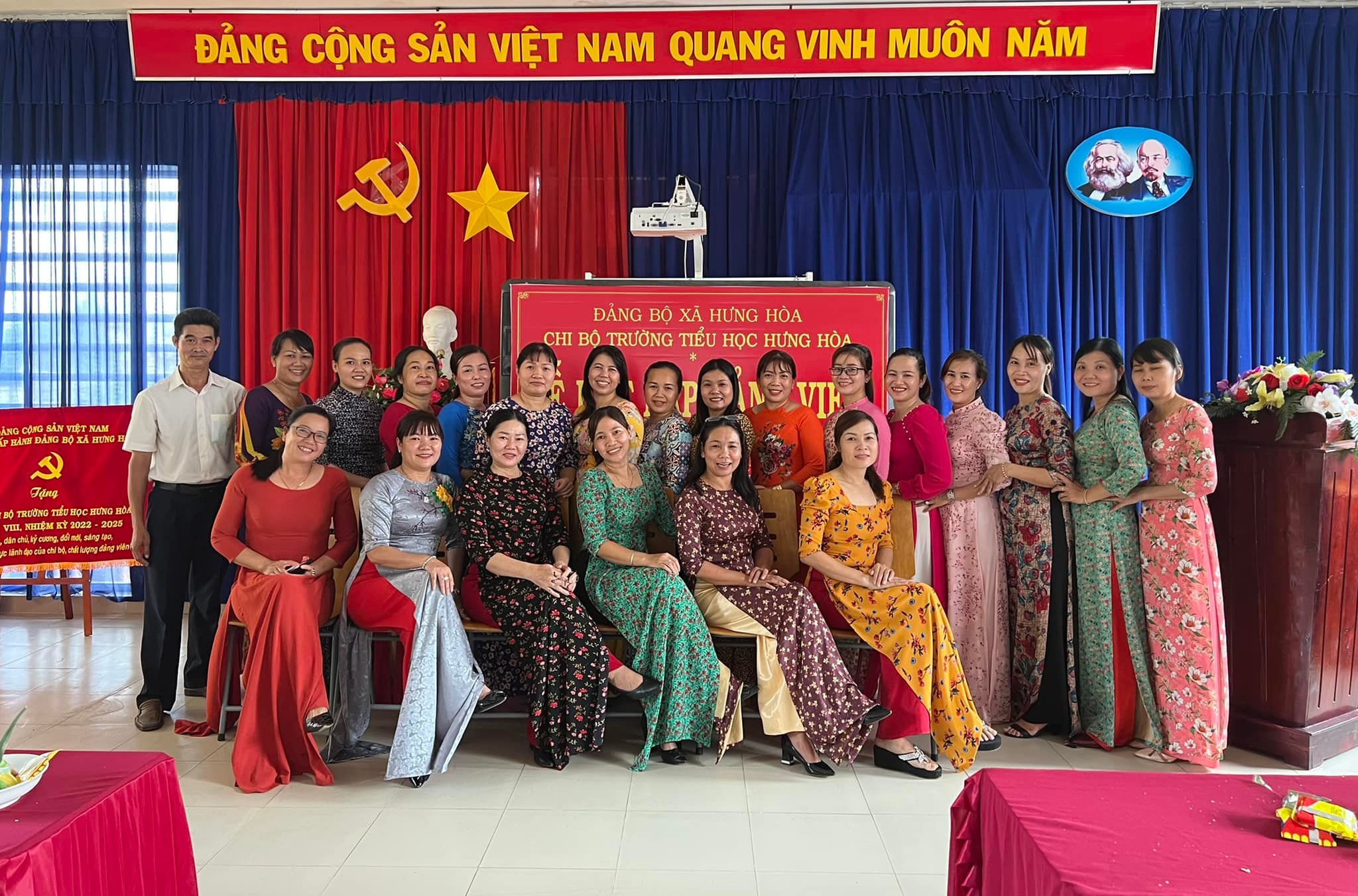 Lễ kết nạp Đảng viên Chi bộ Trường Tiểu học Hưng Hoà thuộc Đảng bộ xã Hưng Hoà.