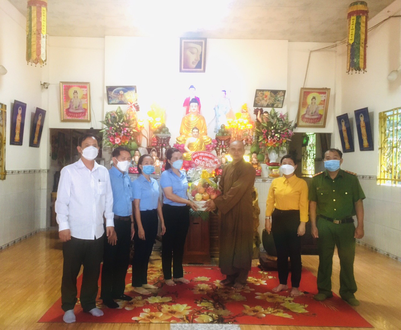 Đoàn lãnh đạo xã Hưng Hoà thăm chùa và phật tử nhân lễ Vu Lan năm 2022.