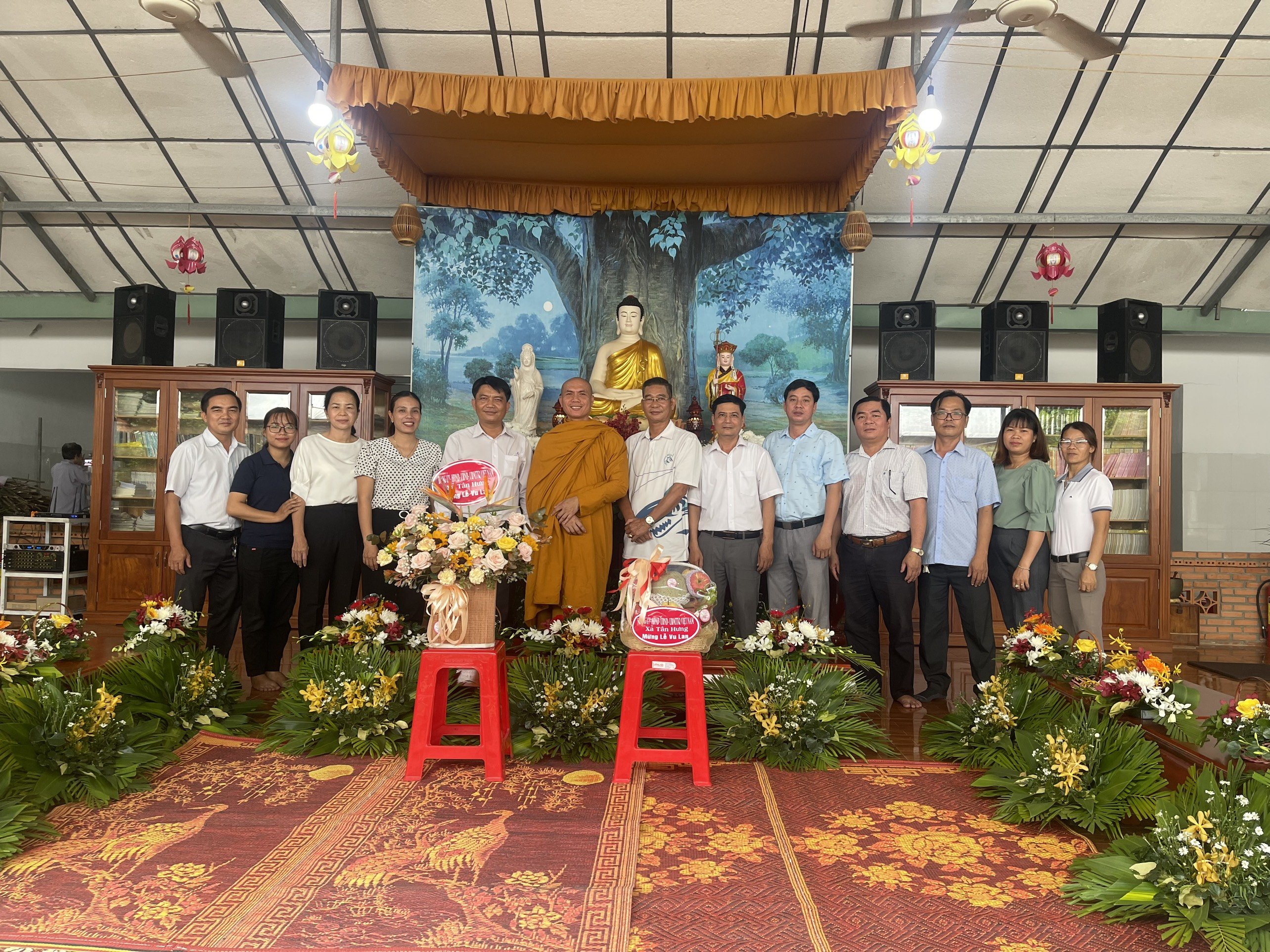 Lãnh đạo Đảng ủy – HĐND – UBND – UBMTTQVN xã Tân Hưng thăm, chúc mừng nhân dịp lễ Vu Lan báo hiếu năm 2022