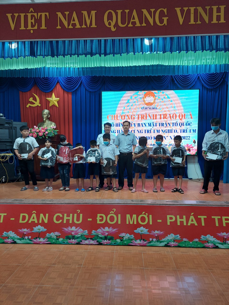 Xã Hưng Hòa tổ chức chương trình trao quà “ Đồng hành cùng trẻ em nghèo, trẻ em có hoàn cảnh khó khăn” năm 2022 trên địa bàn xã.