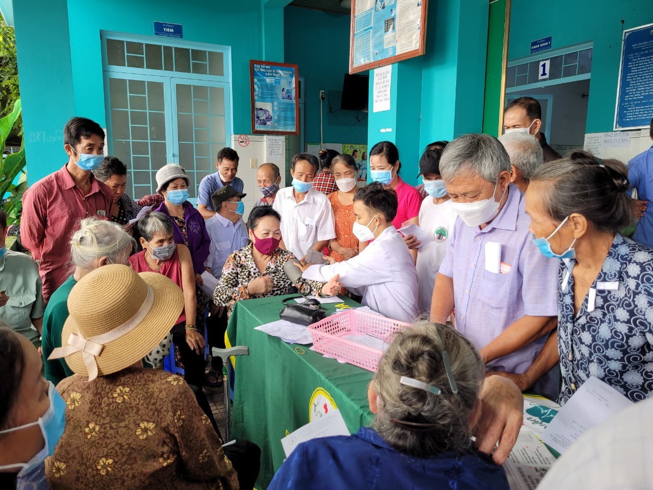 Trung tâm Y tế huyện Bàu Bàng tổ chức khám và phát thuốc cho Hội người cao tuổi xã Tân Hưng