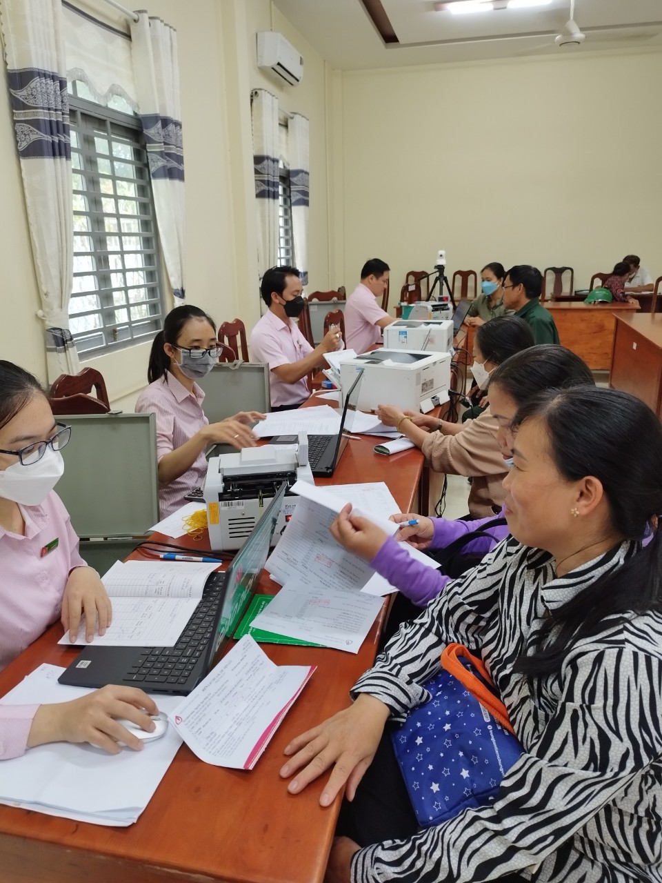 Giải ngân vốn học sinh sinh viên, vốn hỗ trợ tạo việc làm cho người dân thị trấn Lai Uyên