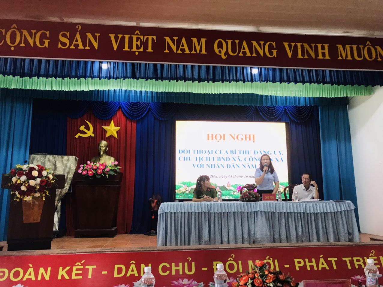 Hội nghị đối thoại giữa Bí thư đảng ủy, Chủ tịch UBND và Công an xã với nhân dân trên địa bàn xã Hưng Hòa.