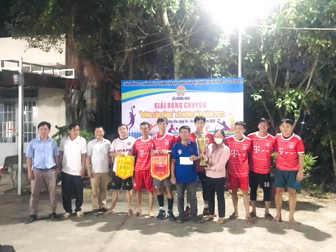 Hội Nông dân xã Hưng Hoà tổ chức giải bóng chuyền nam chào mừng kỷ niệm 92 năm ngày thành lập Hội Nông dân Việt Nam.