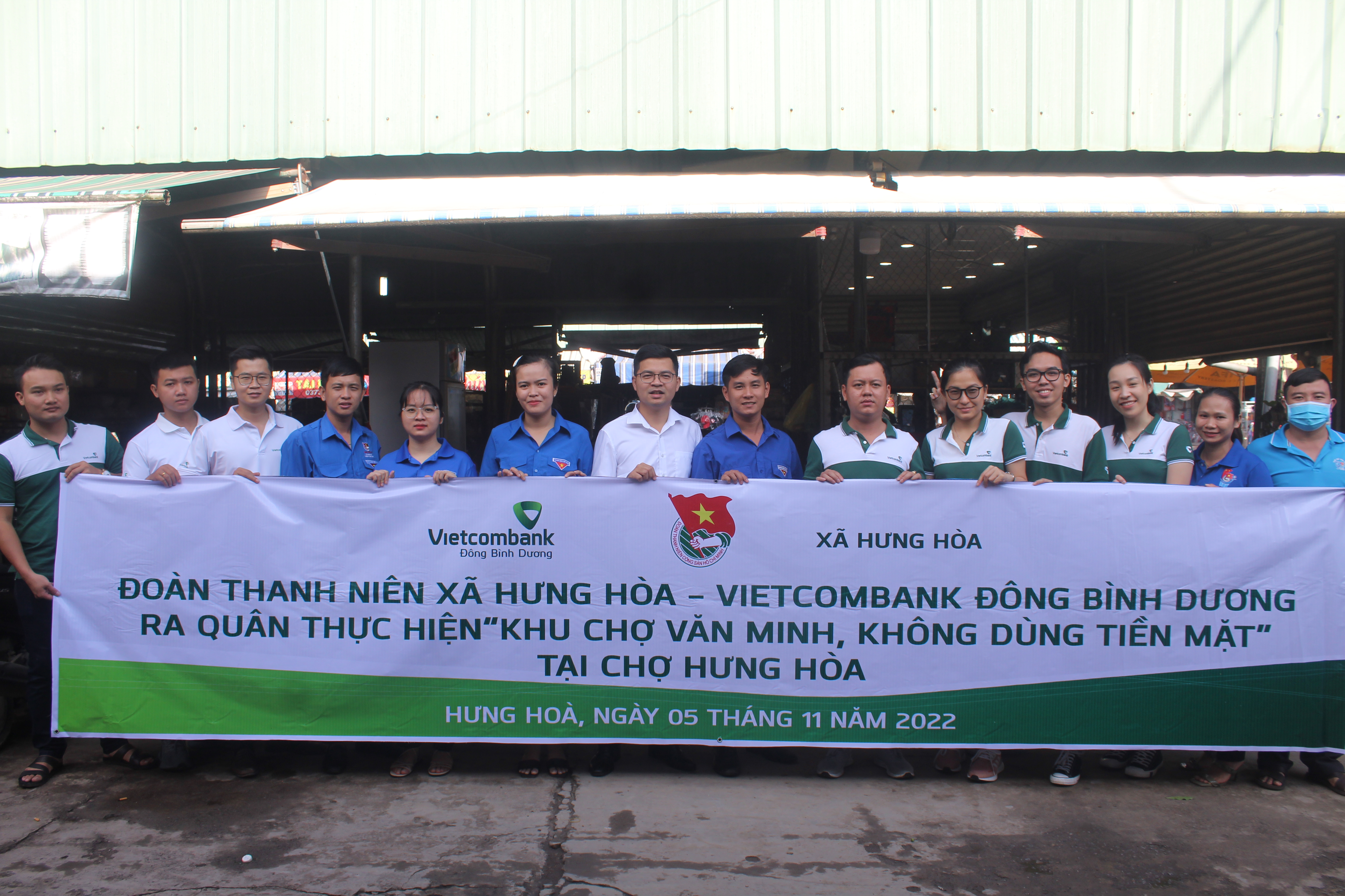 Đoàn thanh niên xã Hưng Hòa và Ngân hàng Vietcombank Đông Bình Dương, tổ chức chương trình khu chợ văn minh không dùng tiền mặt.