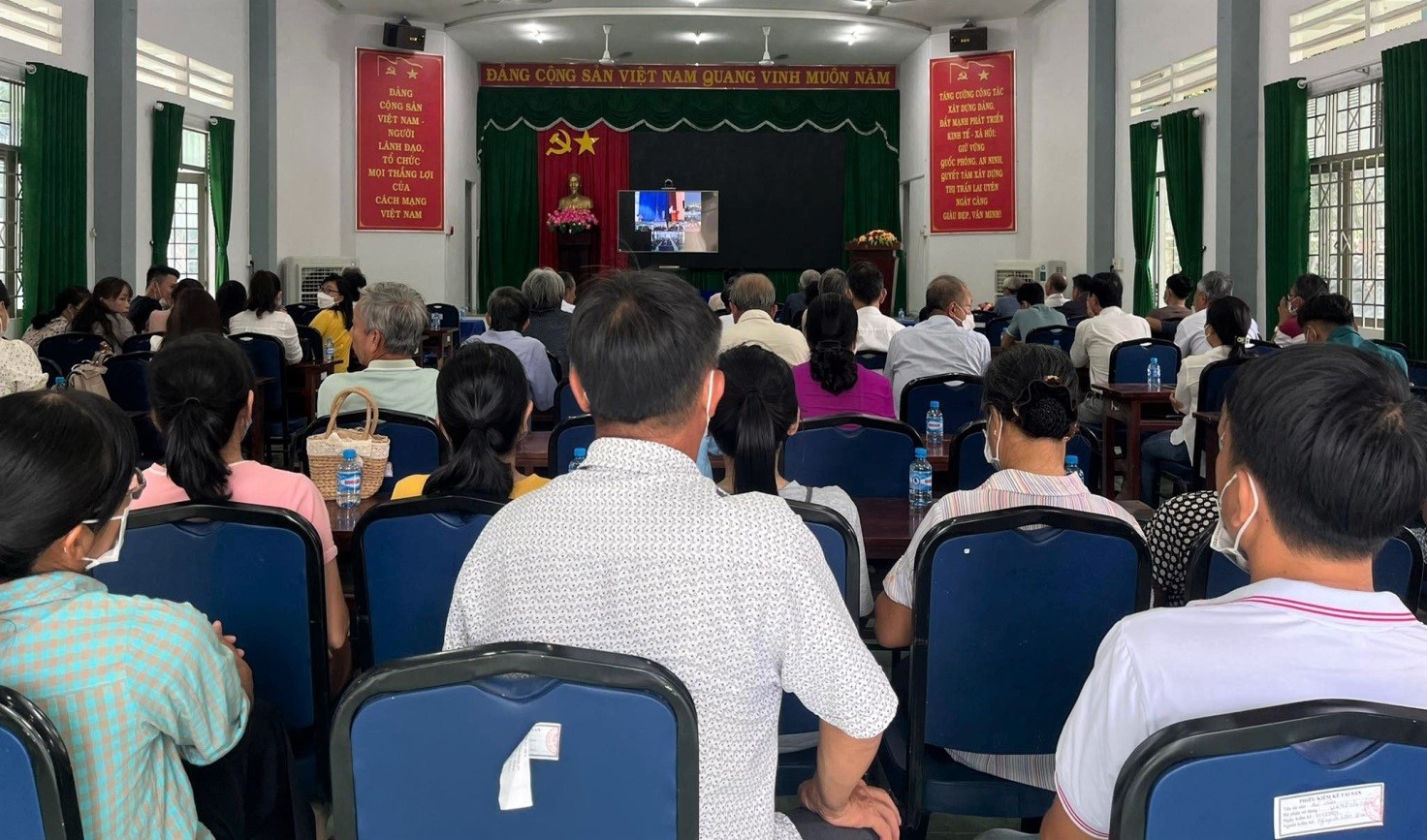 Thị trấn Lai Uyên tham dự Hội nghị trực tuyến tiếp xúc, đối thoại giữa Bí thư Huyện ủy và Chủ tịch UBND huyện với nhân dân trên địa bàn huyện.