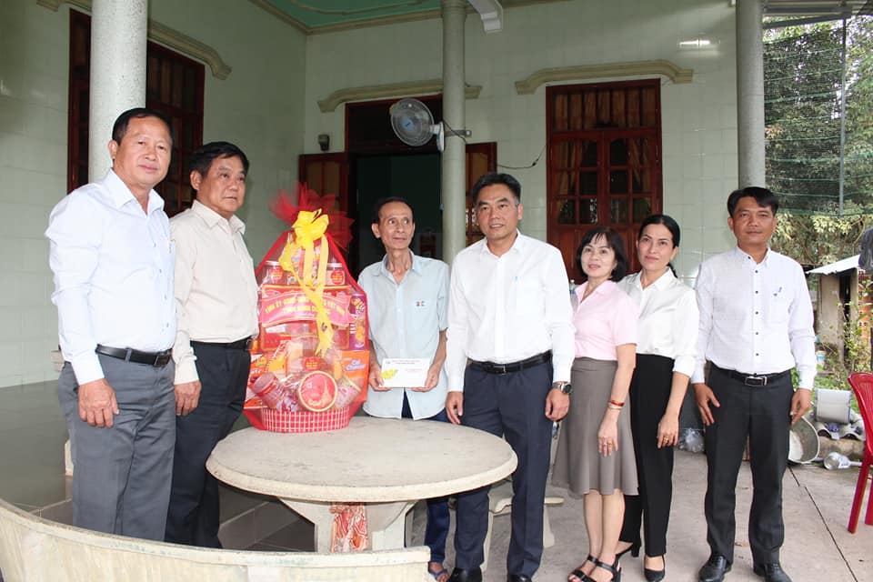 Lãnh đạo tỉnh Bình Dương, lãnh đạo Huyện Bàu Bàng thăm, tặng quà nhân dịp Tết Nguyên đán Quý Mão 2023 tại xã Tân Hưng.