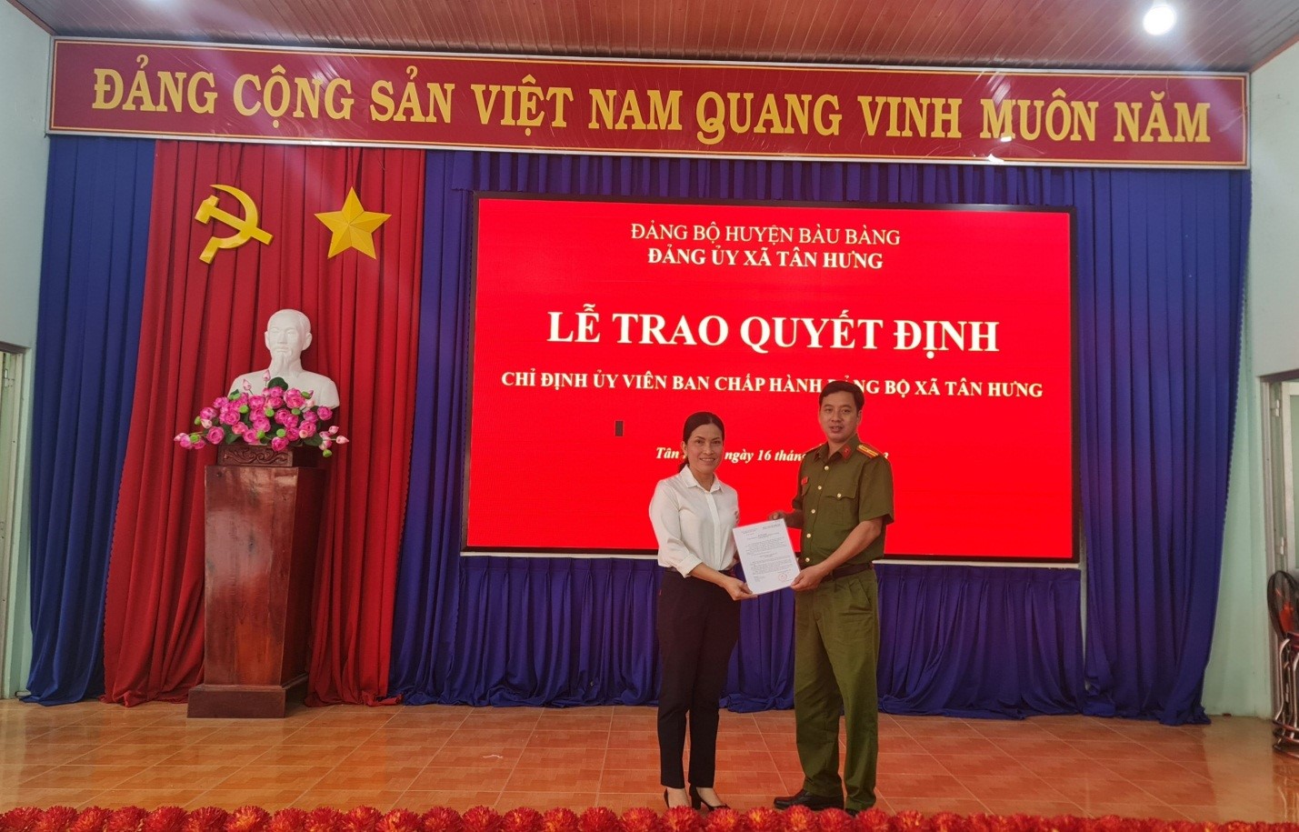 Lễ trao Quyết định chỉ định Ủy viên Ban Chấp hành Đảng bộ xã Tân Hưng khóa V (nhiệm kỳ 2020 – 2025)