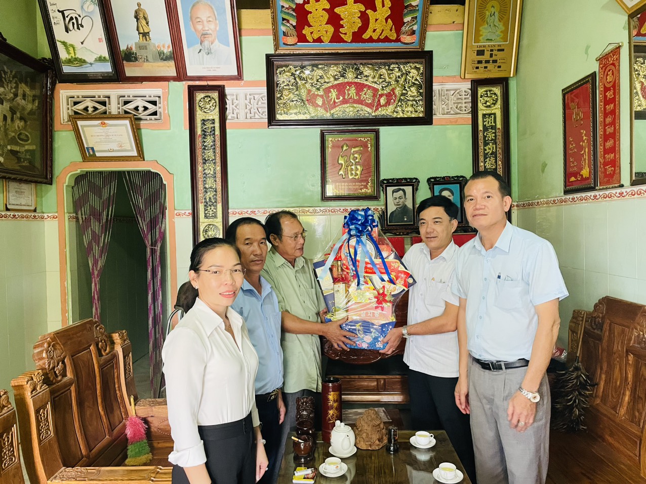 Đoàn lãnh đạo xã Trừ Văn Thố thăm tặng quà cho các đồng chí lãnh đạo chủ chốt nghỉ hưu nhân dịp tết Nguyên đán Quý Mão năm 2023.