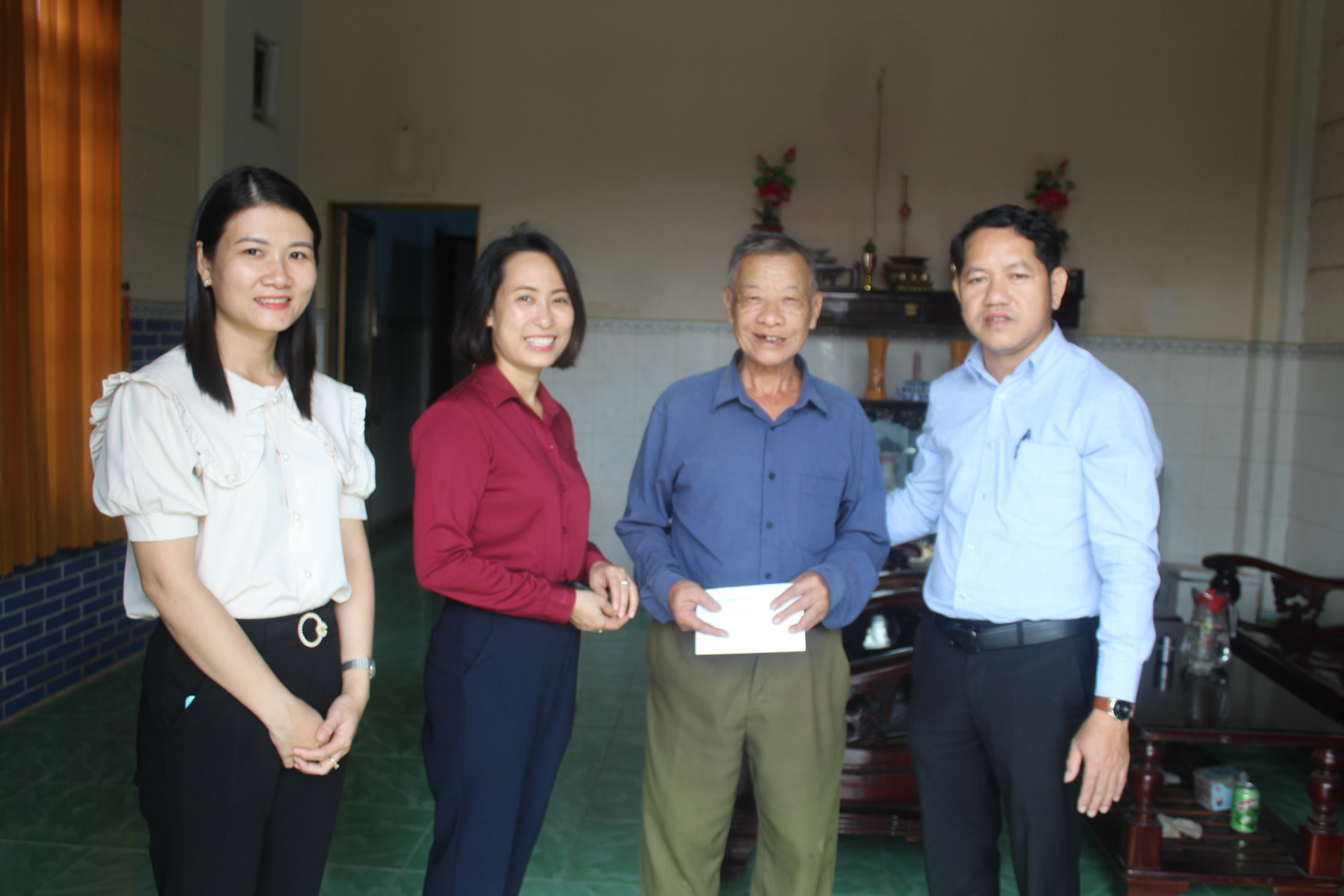 Đoàn lãnh đạo xã Hưng Hòa thăm tặng quà các Đảng viên trên 50 năm tuổi Đảng nhân dịp tết Nguyên đán Qúy Mão năm 2023.
