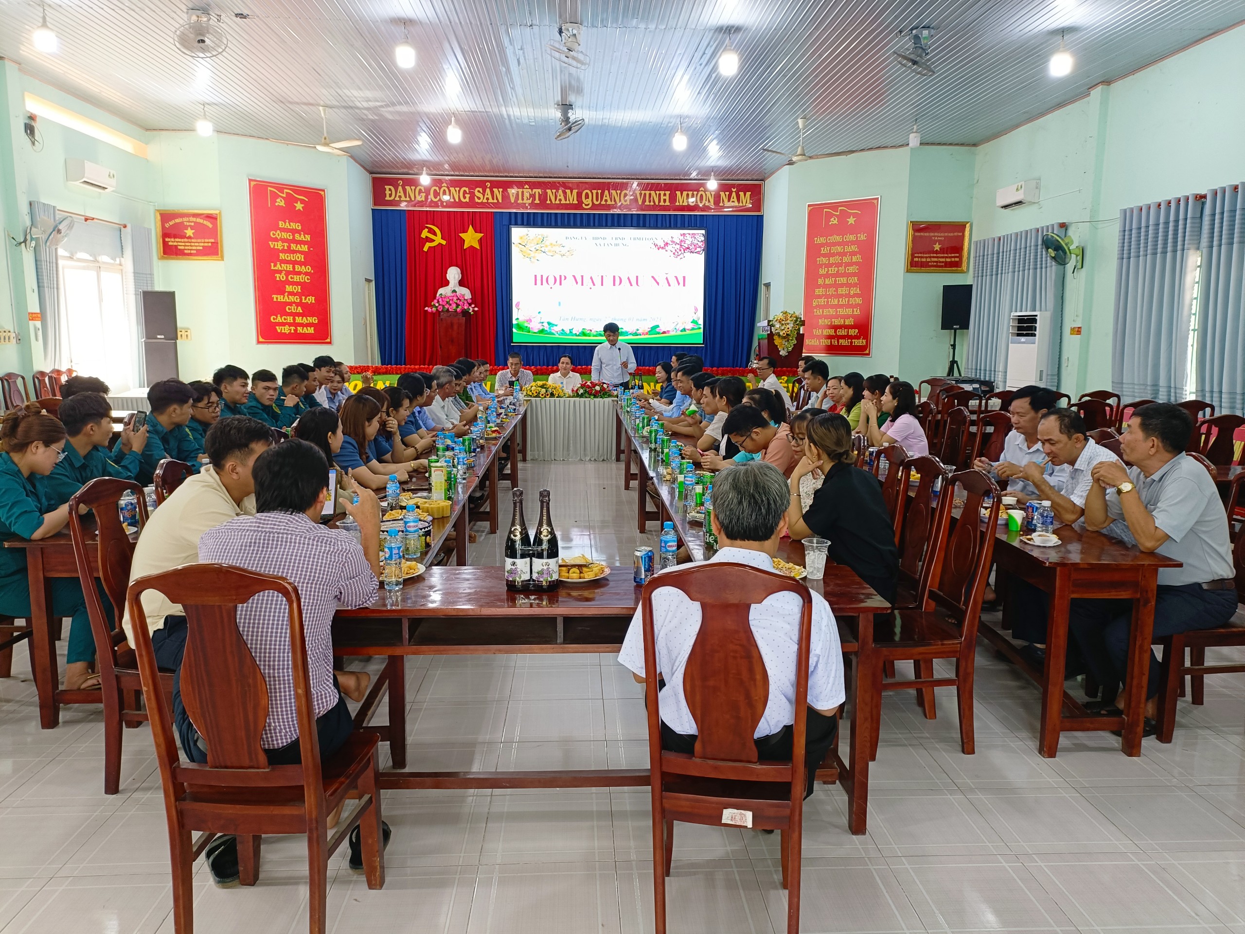 Lãnh đạo xã Tân Hưng họp mặt cán bộ, công chức, người lao động đầu xuân Qúy Mão Năm 2023
