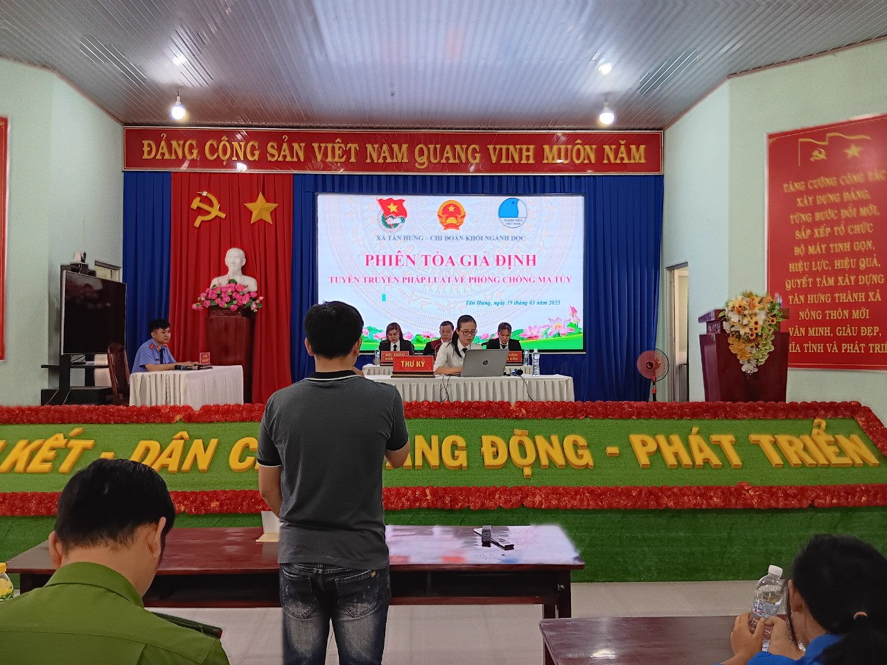 Ủy ban nhân dân xã Tân Hưng (UBND) tiến hành “Phiên tòa giã định” nhằm phổ biến, giáo dục pháp luật cho đối tượng Đoàn viên thanh niên; Đối tượng đặc thù; Nhân dân trên địa bàn xã.
