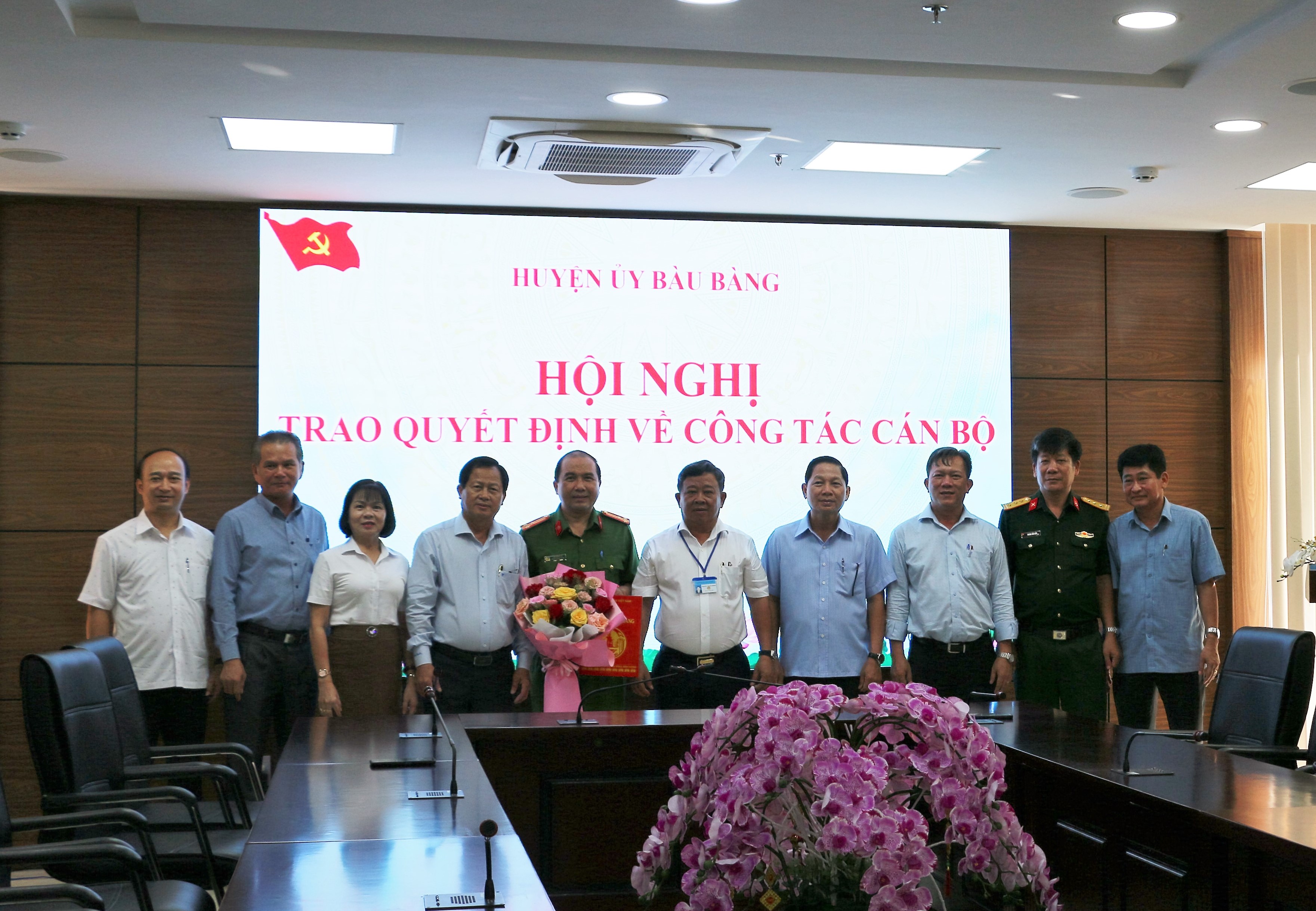 Trao quyết định chỉ định Ủy viên Ban Thường vụ Huyện ủy cho đồng chí Lâm Hồng Vũ- Trưởng Công an huyện Bàu Bàng.
