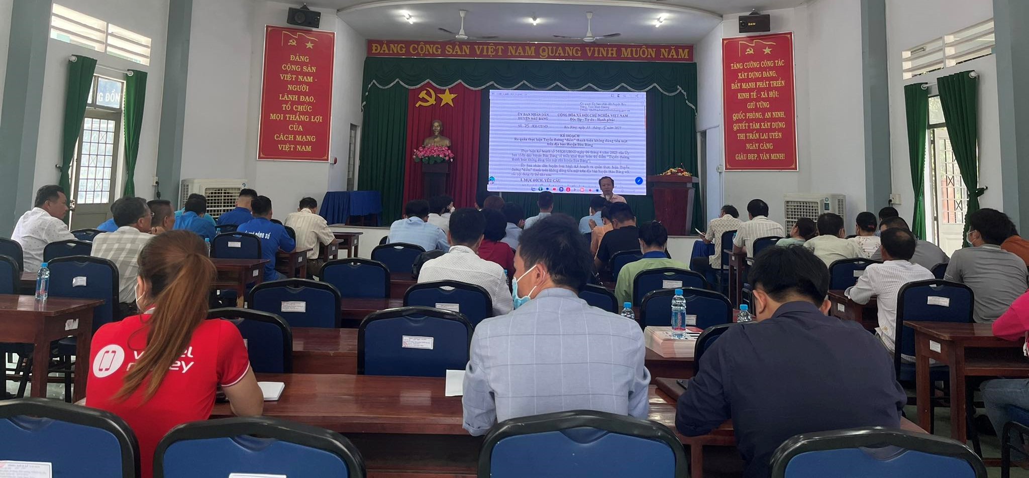 Thị trấn Lai Uyên tổ chức tập huấn cài đặt ứng dụng thanh toán không dùng tiền mặt