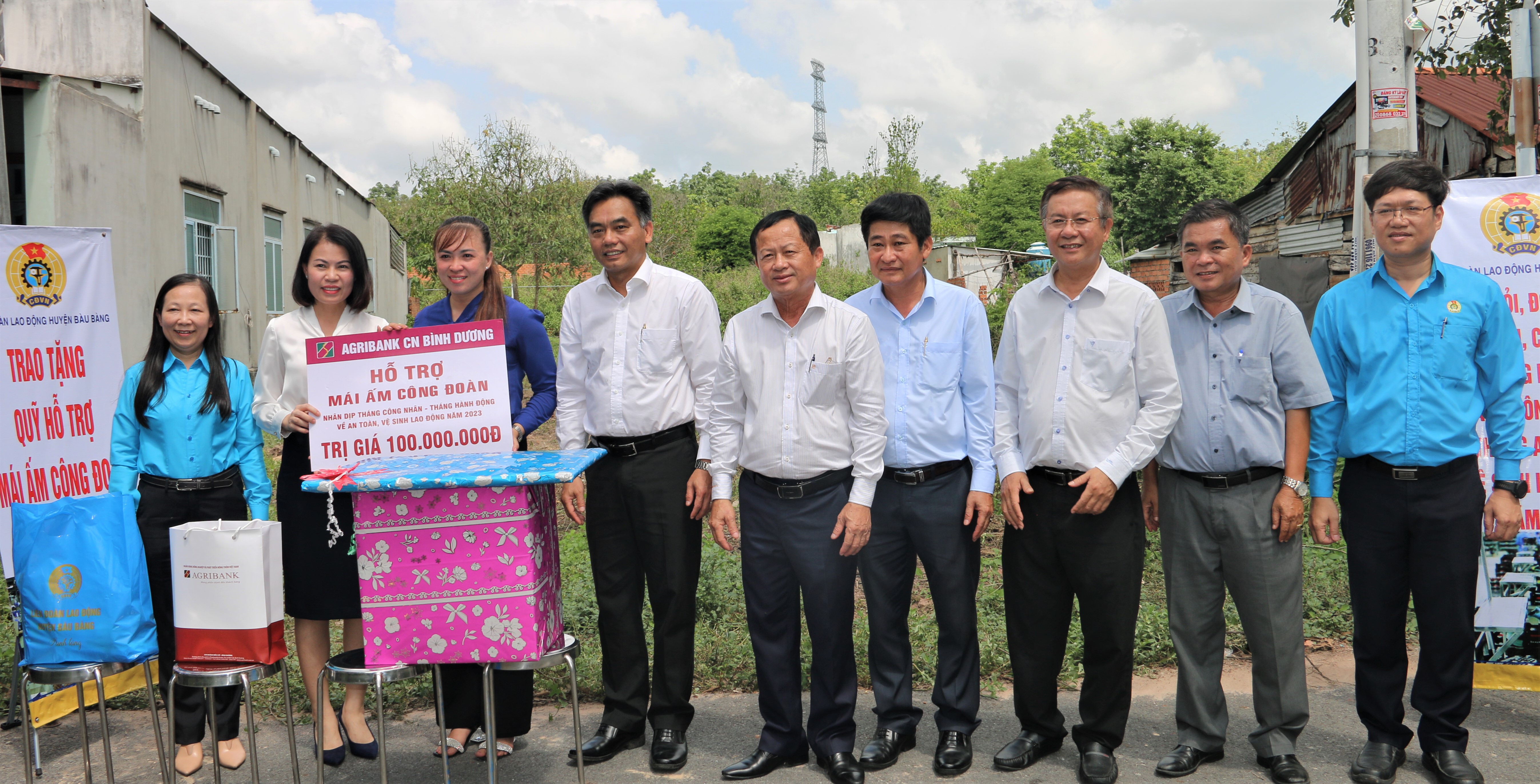 Lãnh đạo tỉnh thăm, tặng quà cho công đoàn viên, công nhân lao động có hoàn cảnh khó khăn ở huyện Bàu Bàng.