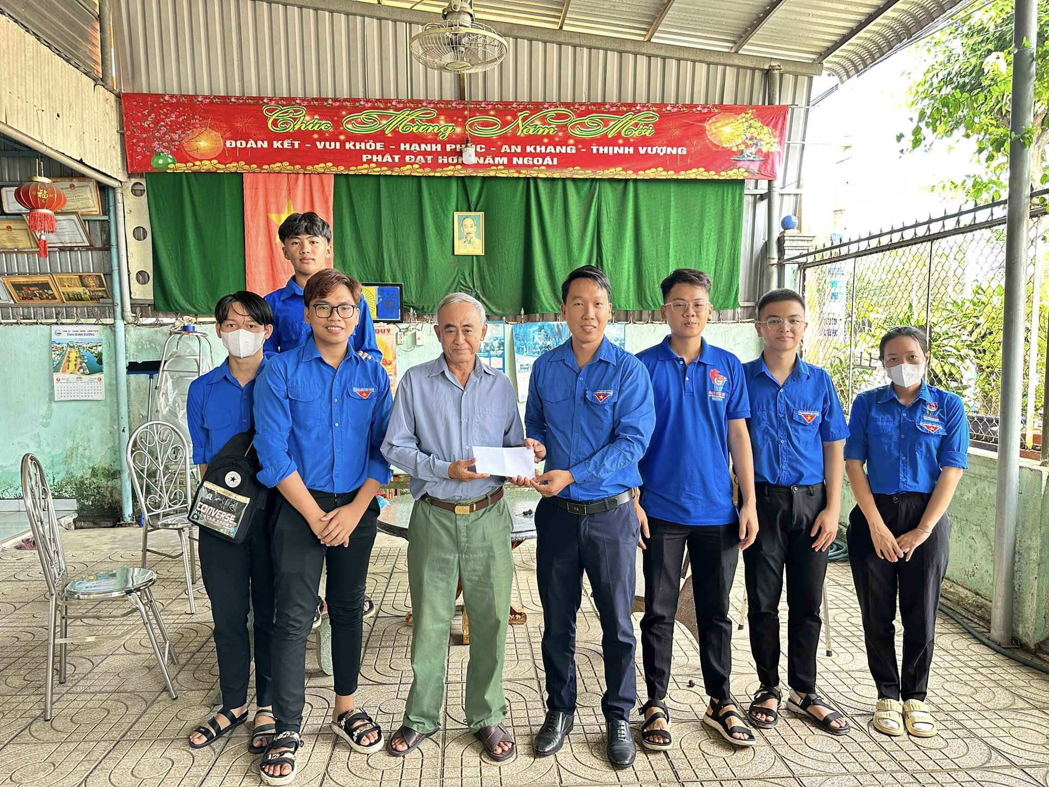 Đoàn thanh niên thị trấn Lai Uyên Thăm hỏi và tặng quà cho Cựu Thanh niên xung phong