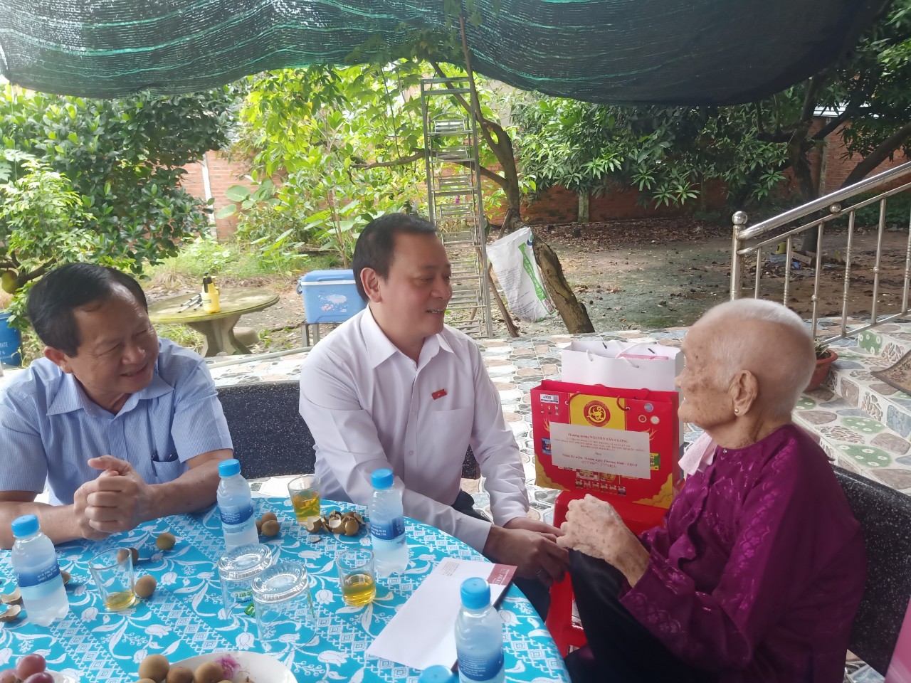 Đại biểu Quốc hội tỉnh thăm tặng quà Mẹ VNAH tại huyện Bàu Bàng.