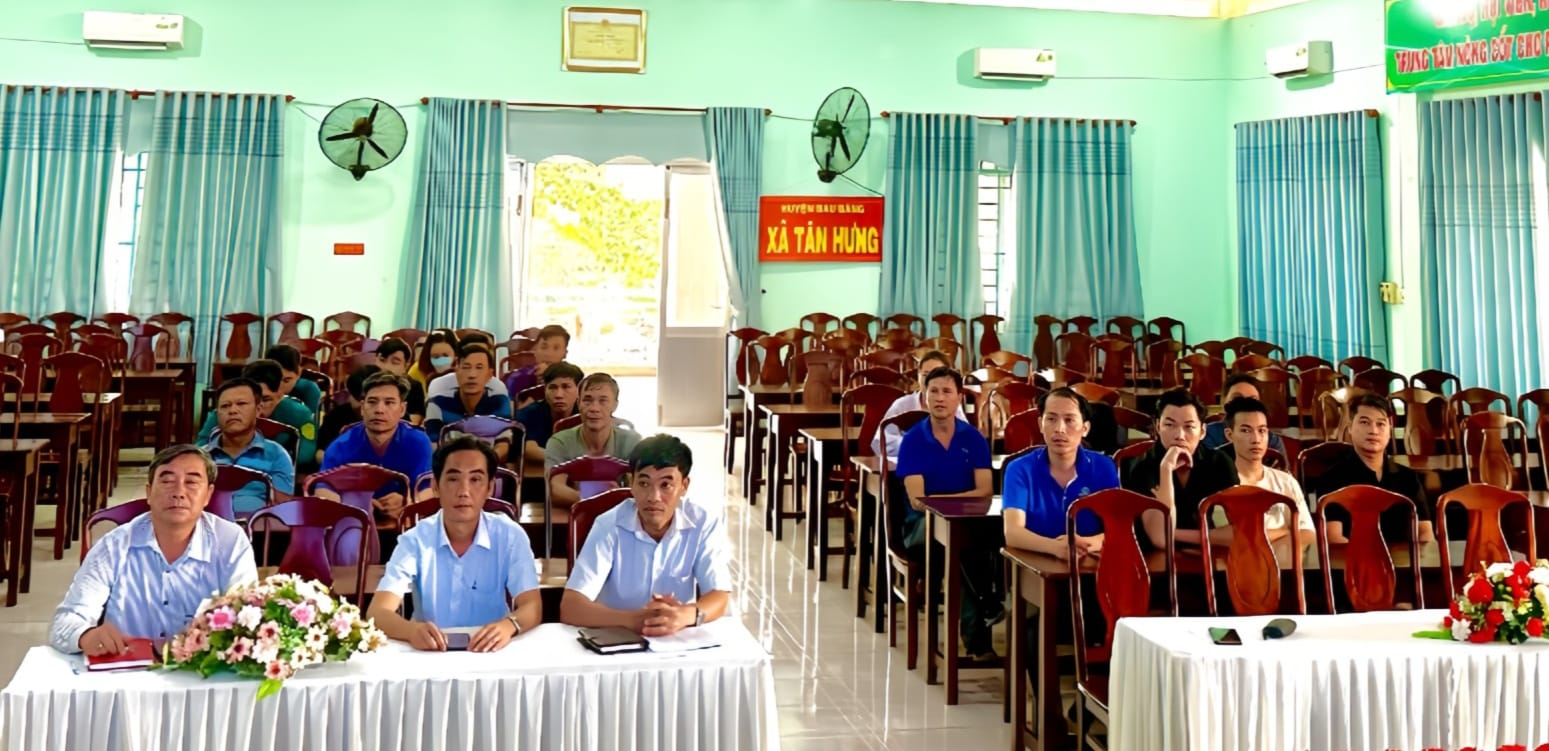 Xã Tân Hưng phối hợp Phòng LĐTBXH huyện Bàu Bàng tổ chức lễ khai giảng lớp dạy nghề lái xe nâng hàng cho lao động nông thôn.
