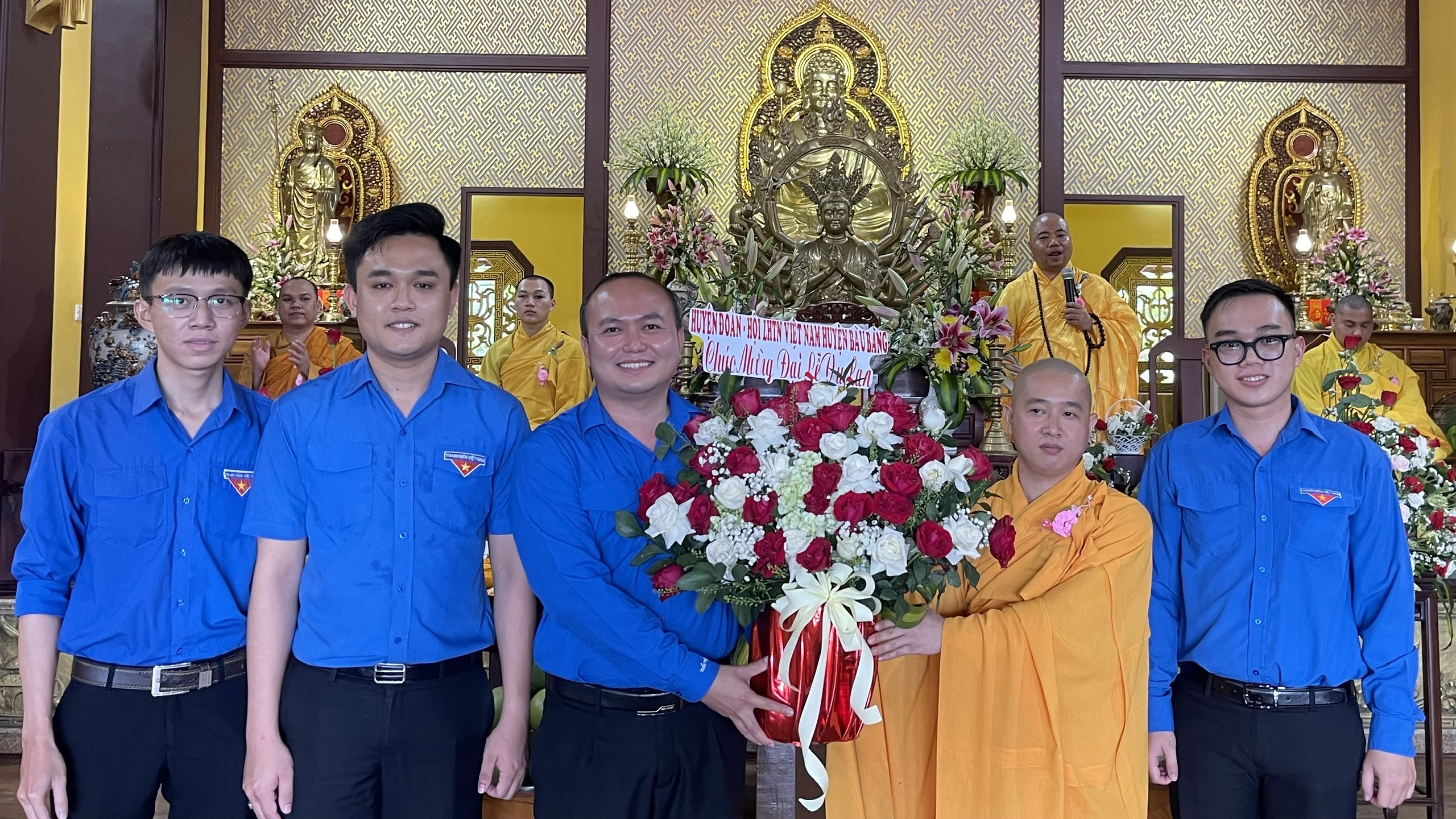 Ban Thường vụ Huyện đoàn thăm, tặng hoa chúc mừng các vị chức sắc, các tín đồ phật giáo nhân dịp Đại lễ Vu Lan báo hiếu (Phật lịch 2567 - Dương lịch 2023).