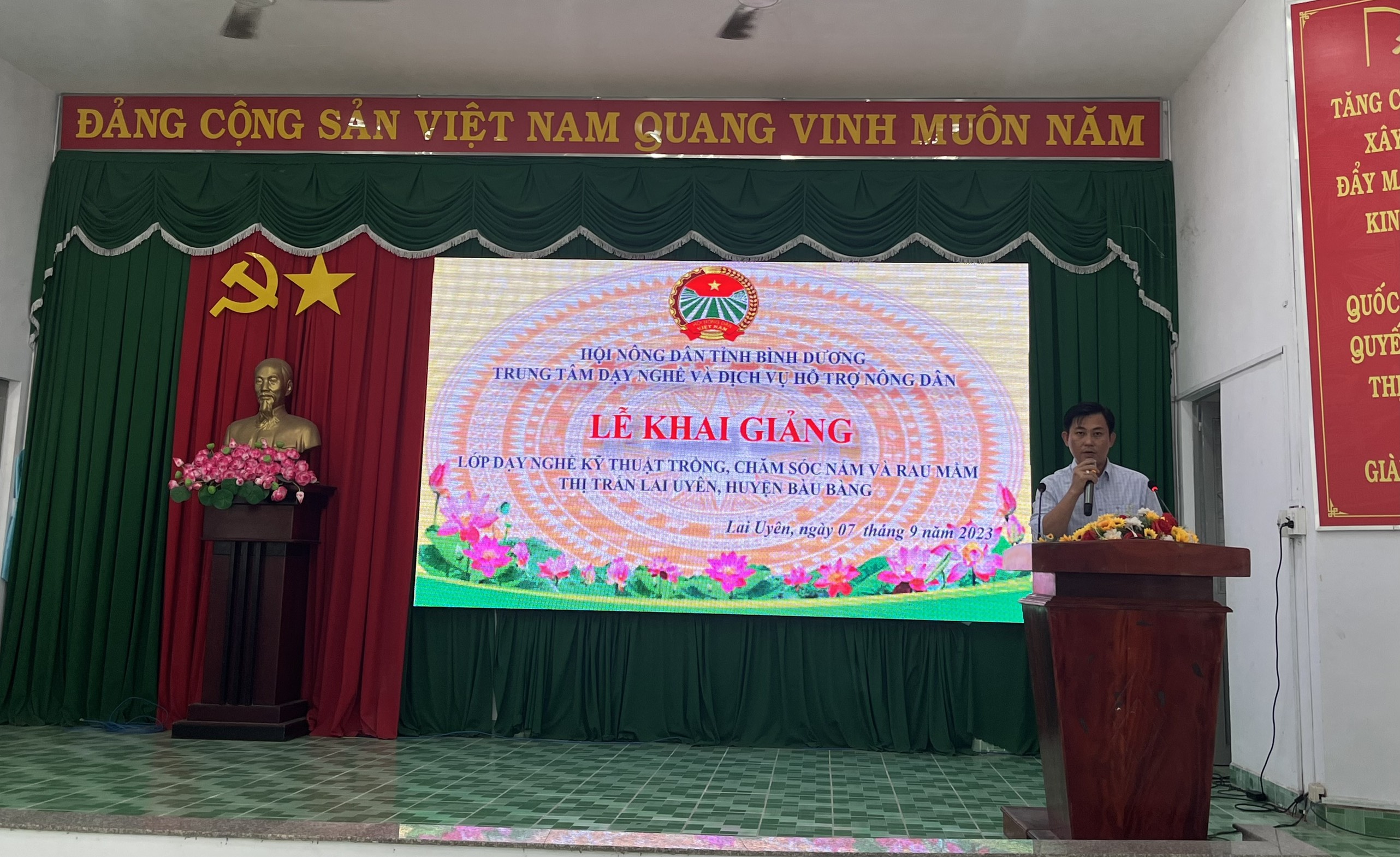 Thị trấn Lai Uyên khai giảng lớp dạy nghề kỹ thuật trồng, chăm sóc nấm và rau mầm năm 2023