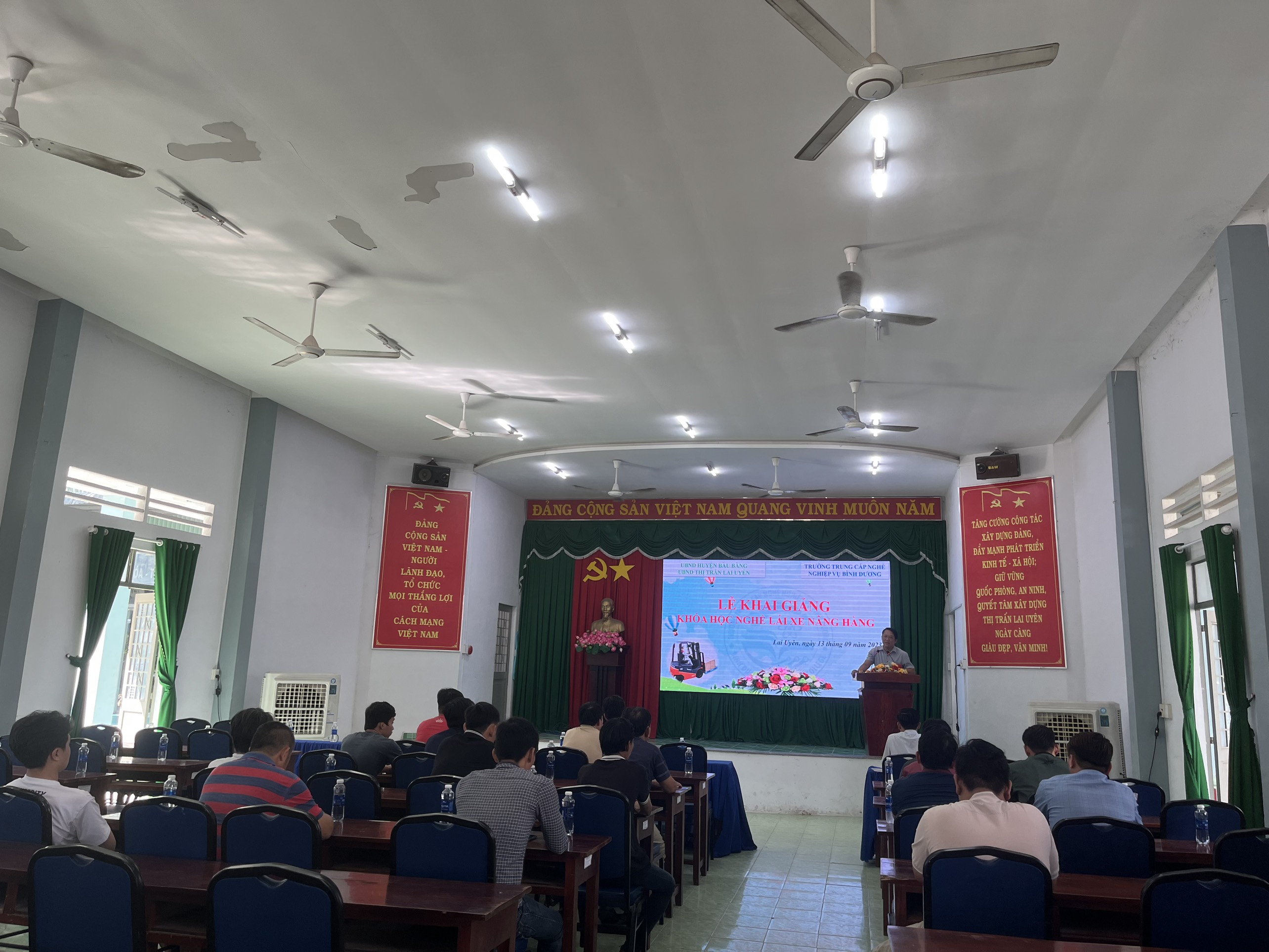 Lễ khai giảng lớp Lái xe nâng cho người lao động trên địa bàn thị trấn Lai Uyên