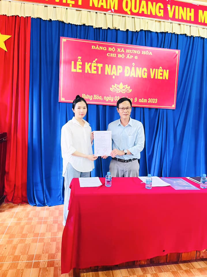 Lễ kết nạp đảng viên mới năm 2023 của Chi bộ 6 thuộc Đảng bộ xã Hưng Hoà.