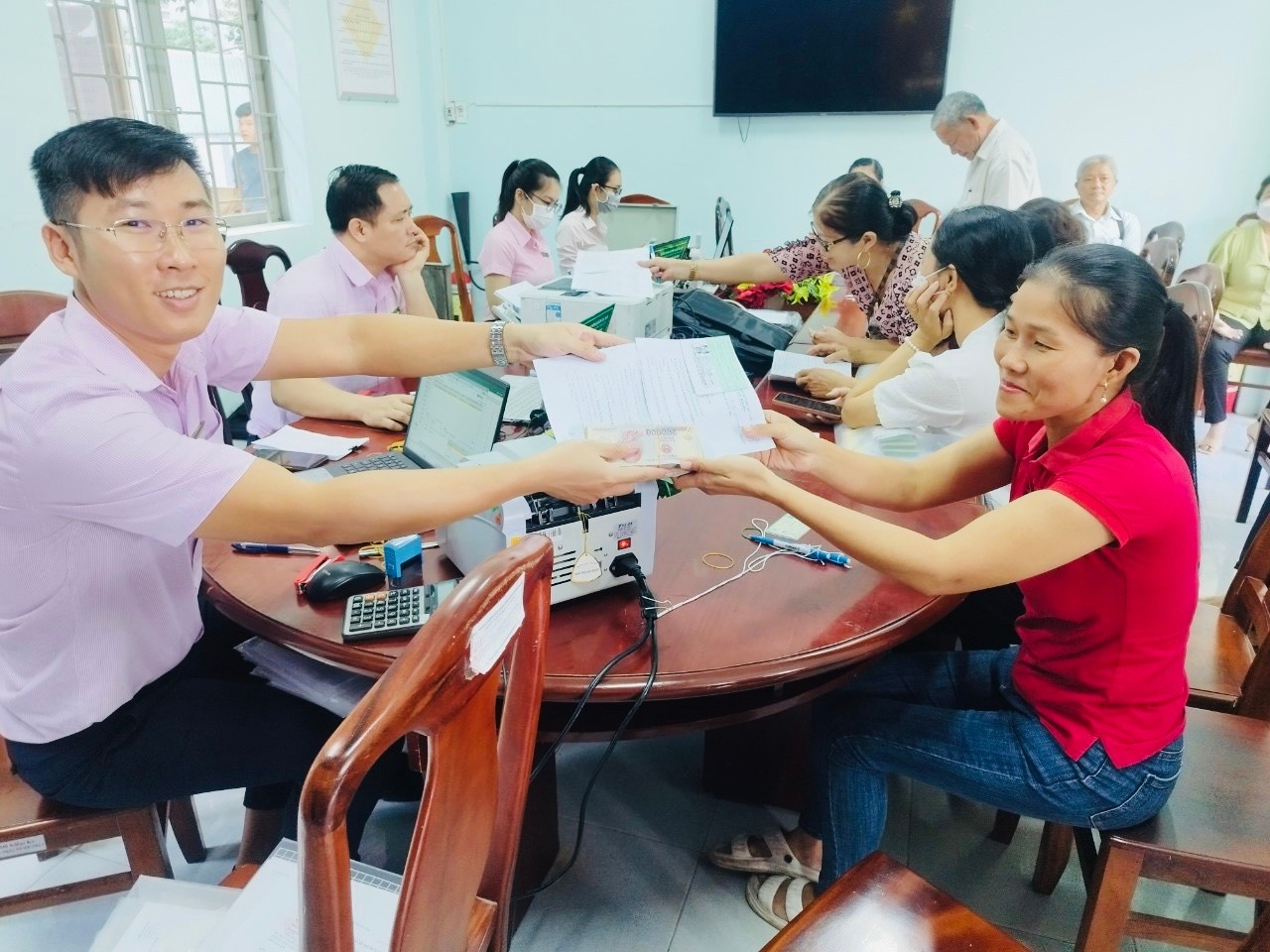 Người dân thị trấn Lai Uyên được nhận vốn từ Ngân hàng Chính sách xã hội huyện Bàu Bàng.