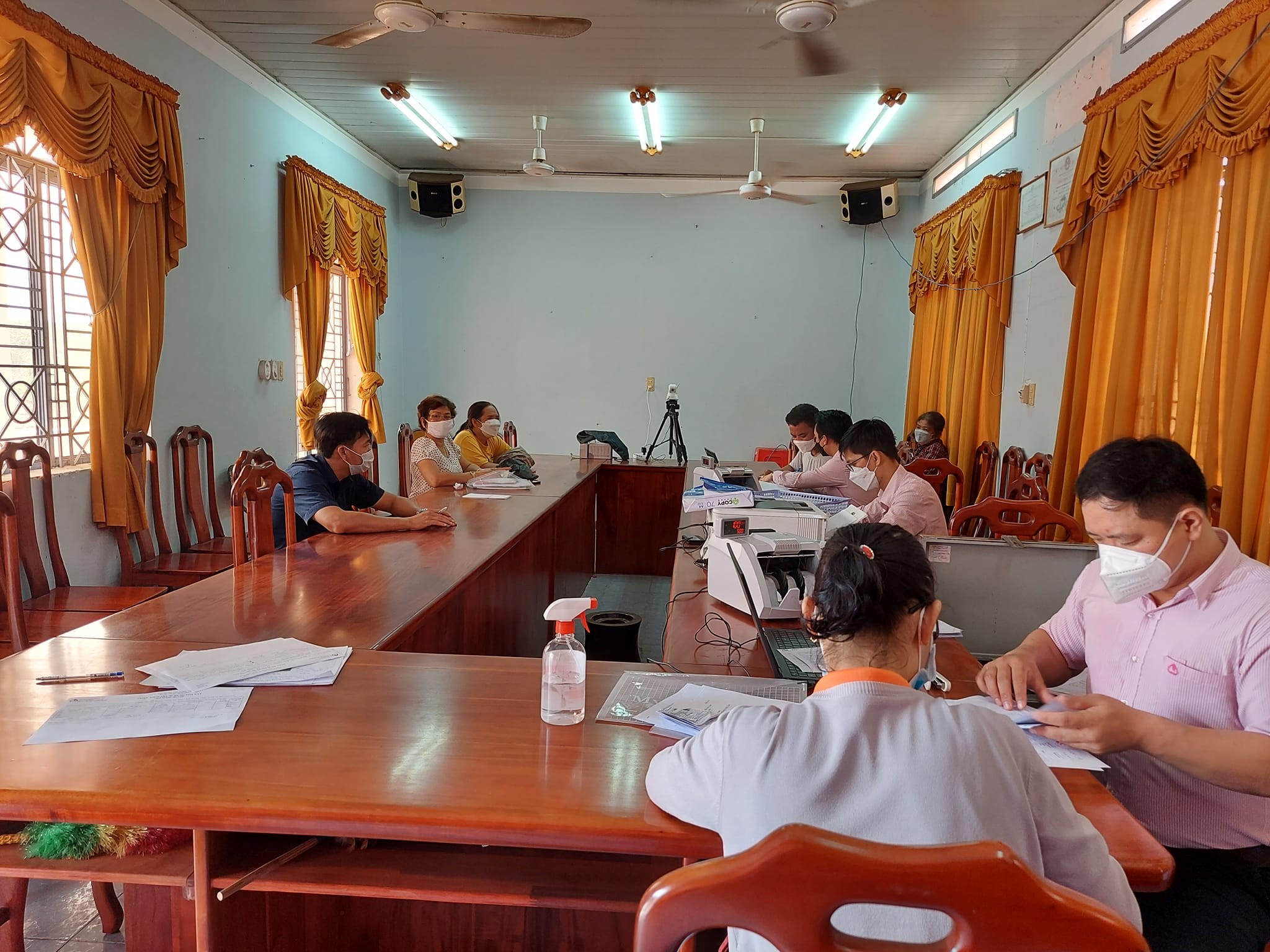 Ngân hàng Chính sách xã hội huyện Bàu Bàng tạo điều kiện cho học sinh, sinh viên làm thủ tục vay vốn chính sách.