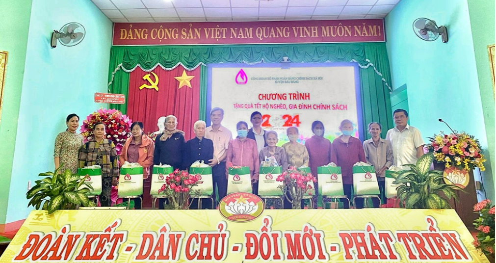Ngân hàng chính sách xã hội huyện Bàu Bàng trao quà cho các hộ gia đình chính sách tại xã Lai Hưng