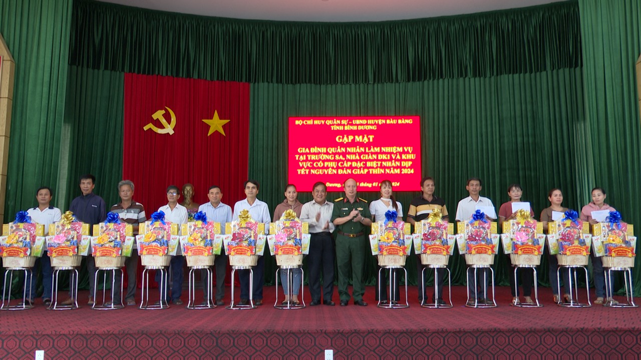 Bộ CHQS tỉnh thăm tặng quà tại huyện Bàu Bàng
