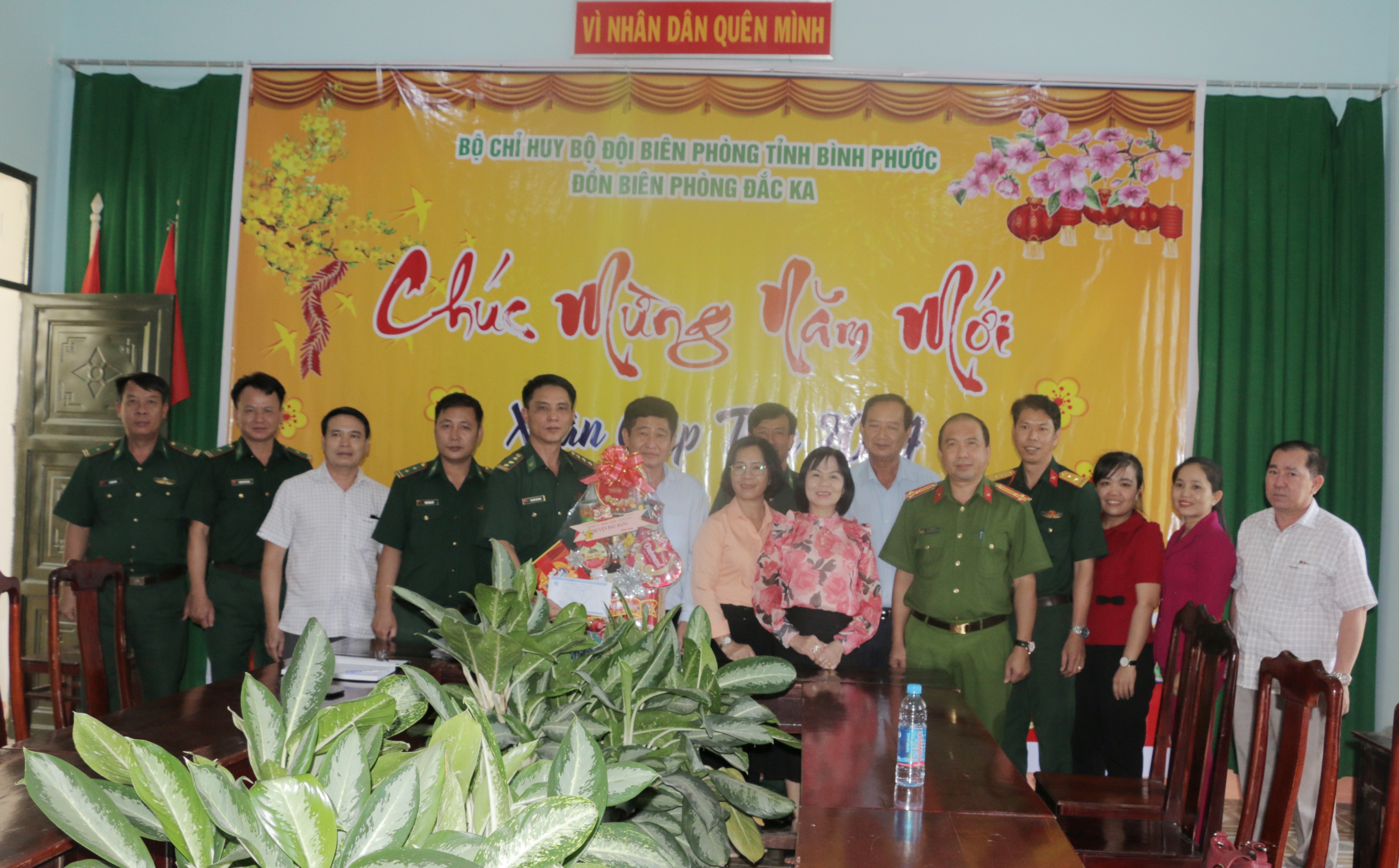 Hội LHPN huyện Bàu Bàng: Tổ chức thăm, chúc tết cán bộ chiến sỹ Đồn biên phòng Đắc Ka và tặng quà cho phụ nữ dân tộc thiểu số khó khăn nhân dịp Tết Nguyên đán Giáp Thìn 2024.