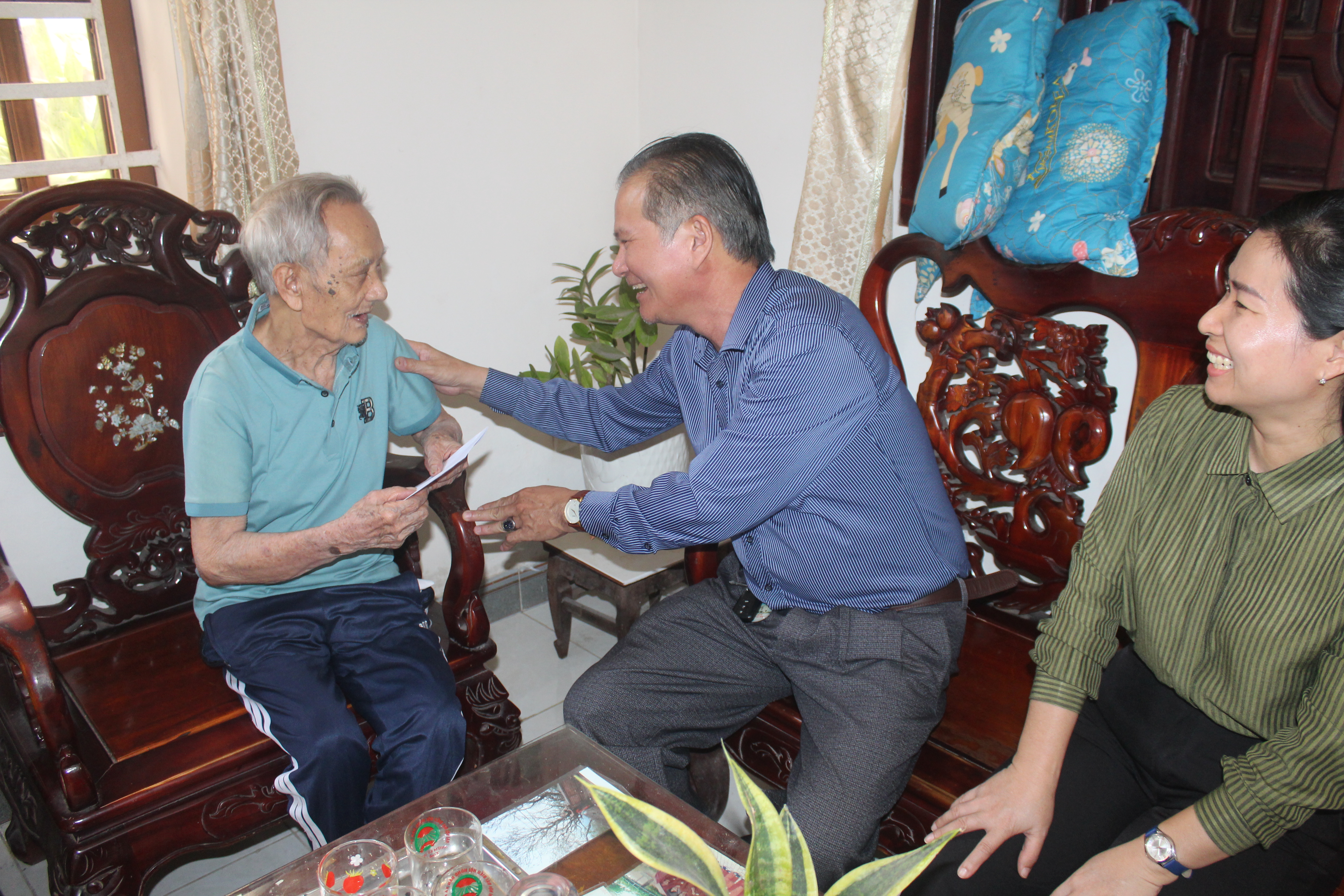 Xã Hưng Hoà: Lãnh đạo huyện Bàu Bàng và lãnh đạo xã Hưng Hoà thăm tặng quà các Đảng viên trên 50 năm tuổi Đảng nhân dịp tết Nguyên đán Giáp Thìn năm 2024.