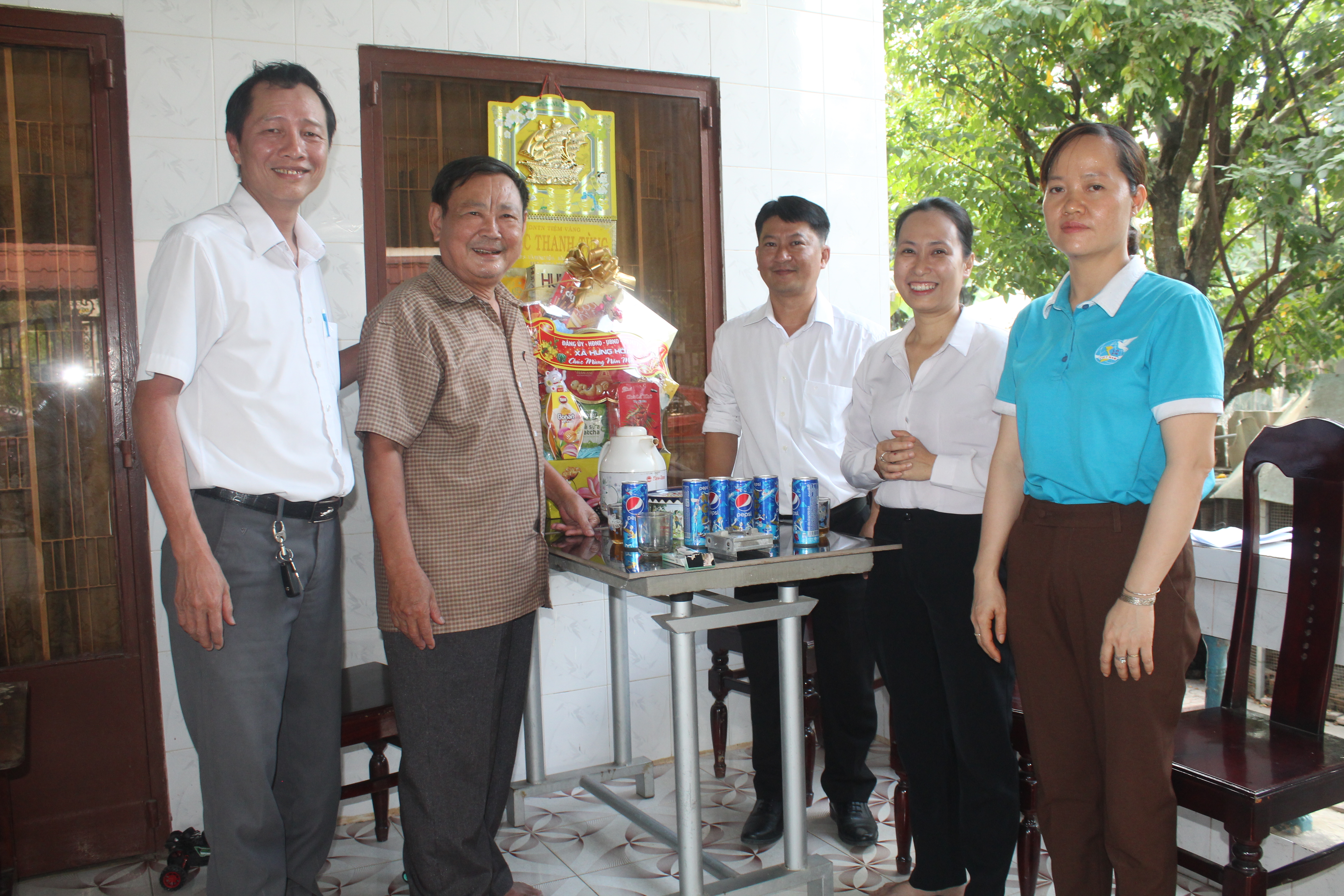 Đoàn lãnh đạo xã Hưng Hòa thăm tặng quà gia đình cán bộ qua các thời kỳ nhân dịp tết Nguyên đán Giáp Thìn năm 2024.