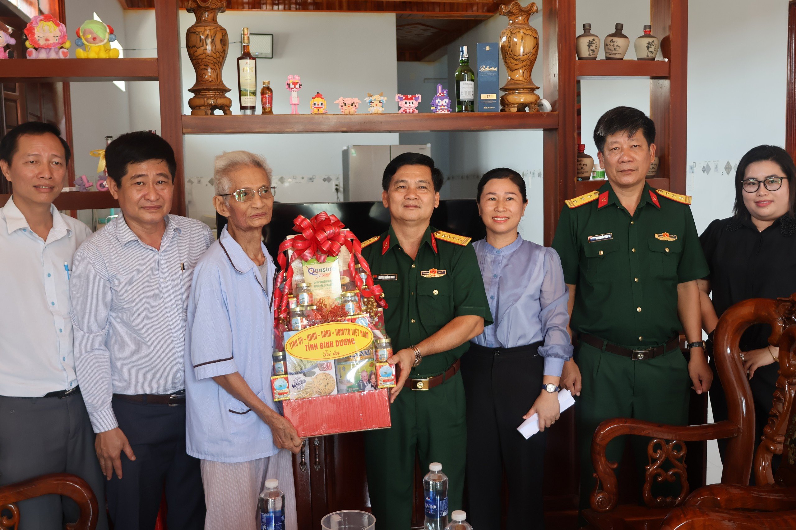 Lãnh đạo tỉnh thăm và tặng quà các chiến sĩ Điện Biên trên địa bàn huyện Bàu Bàng