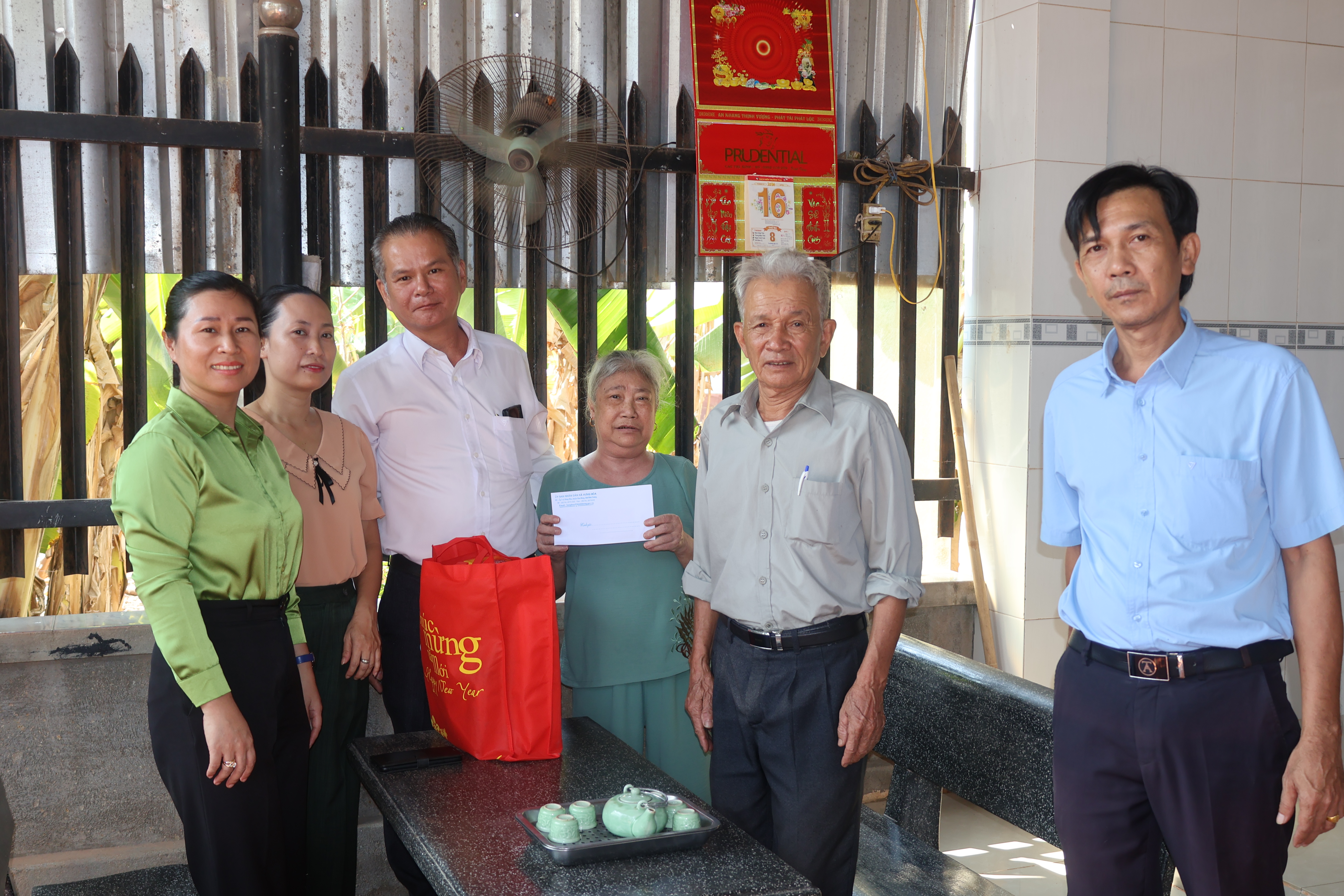 Lãnh đạo huyện Bàu Bàng và lãnh đạo xã Hưng hòa thăm hỏi, tặng quà người khuyết tật nhân ngày Người khuyết tật Việt Nam 18/4 tại xã Hưng Hòa.