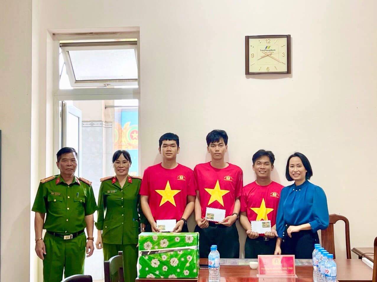 Hội đồng nghĩa vụ quân sự xã Hưng Hoà, Công an xã Hưng Hoà tổ chức thăm, tặng quà, động viên chiến sĩ nghĩa vụ CAND đang huấn luyện.