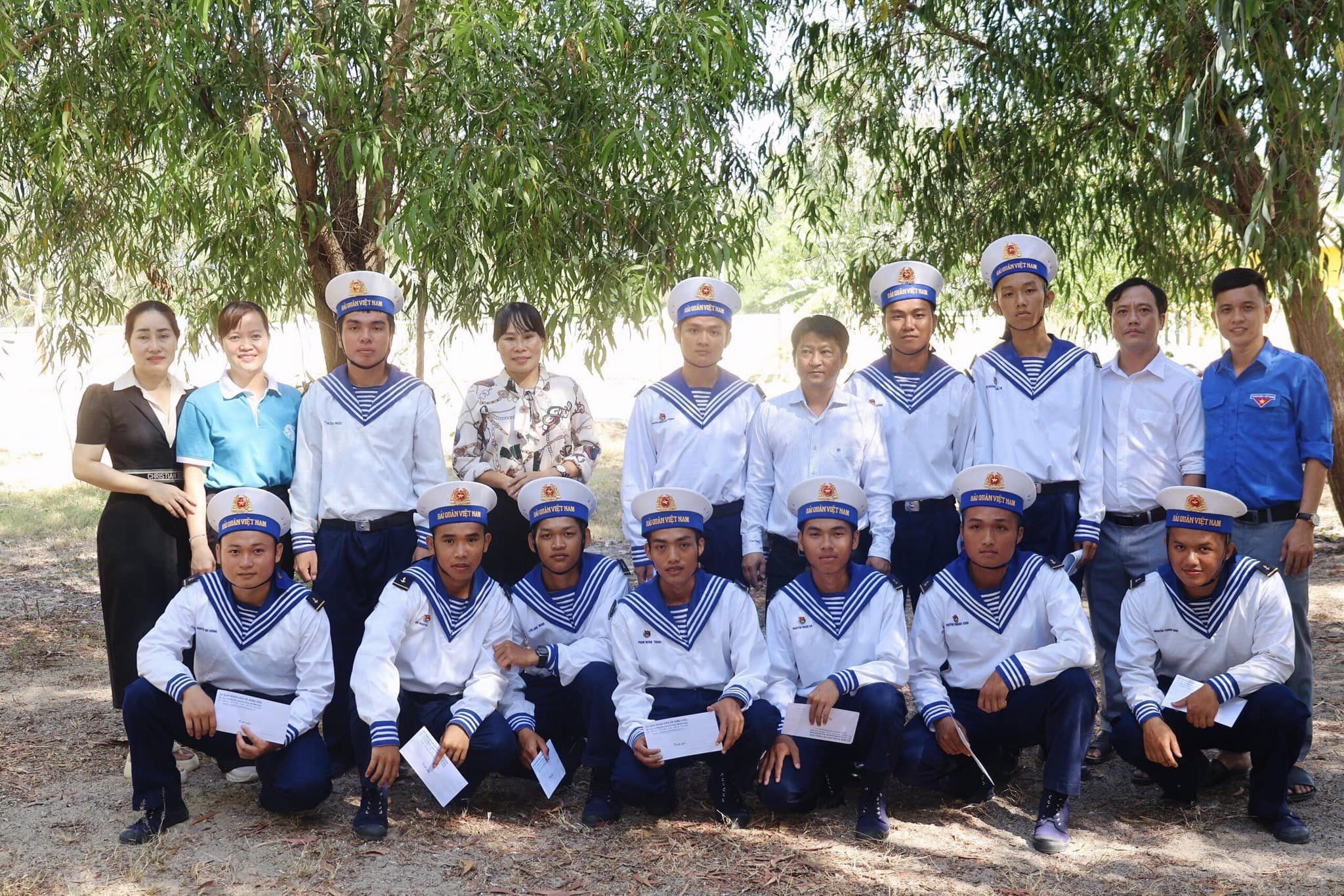 Hội đồng nghĩa vụ Quân sự xã Hưng Hoà: Tổ chức thăm động viên chiến sĩ mới tại trung tâm huấn luyện Vùng 4 Hải quân.