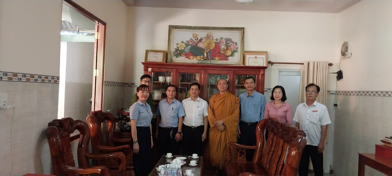 Lãnh đạo Đảng ủy – HĐND – UBND – UBMTTQVN xã Tân Hưng thăm, chúc mừng lễ Phật đản 2024