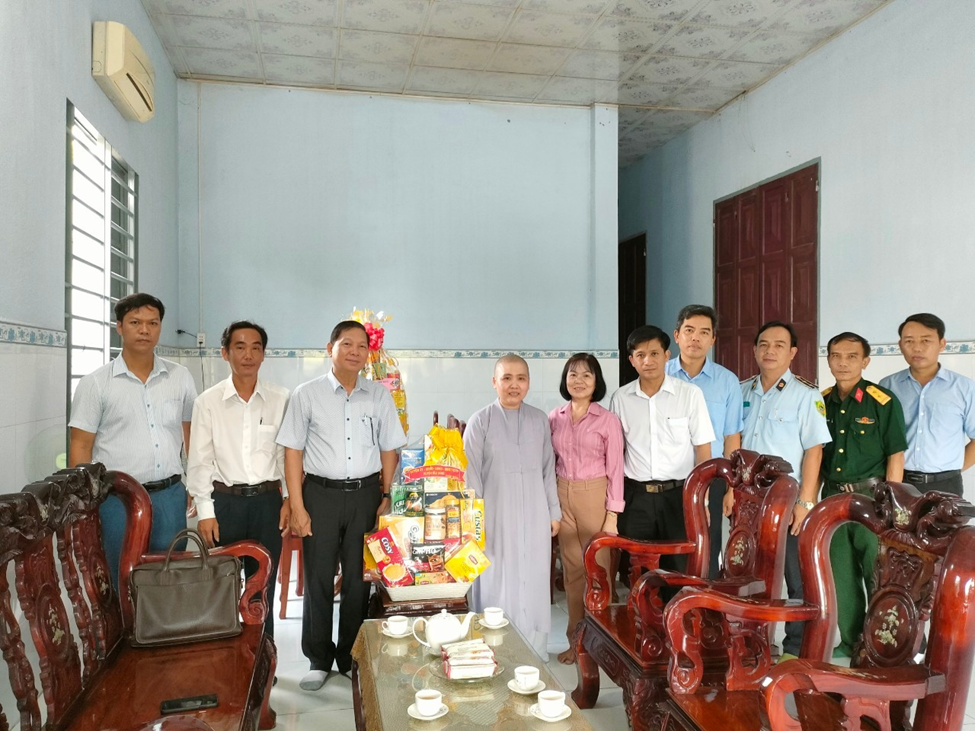 Thăm, tặng quà các cơ sở phật giáo trên địa bàn huyện nhân mùa Đại lễ Phật đản năm 2024