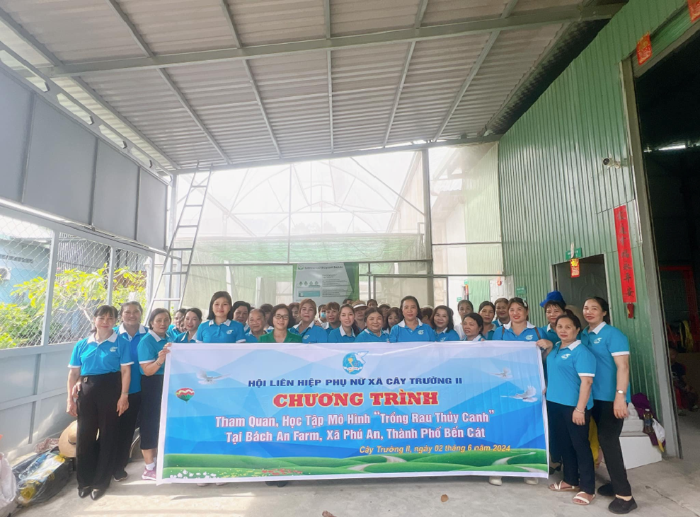 Hội LHPN xã Cây Trường II, tổ chức tham quan Mô hình trồng rau sạch thuỷ canh tại Phường Phú An, Thành phố Bến Cát