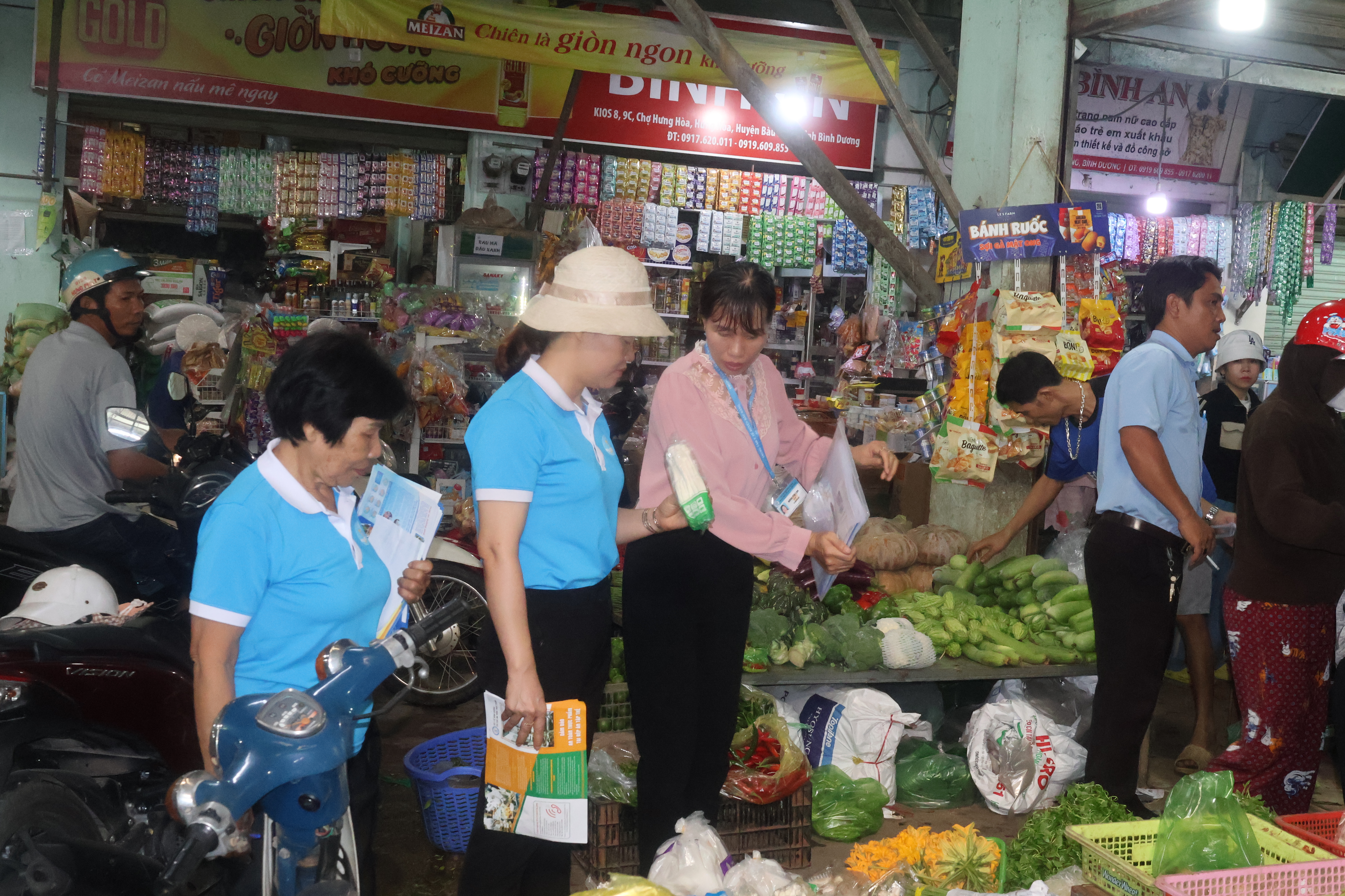 Xã Hưng Hòa: Đoàn kiểm tra liên ngành vệ sinh an toàn thực phẩm xã kiểm tra an toàn thực phẩm tại các cơ sở sản xuất, kinh doanh trên địa bàn xã.