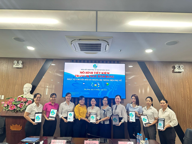 Hội LHPN huyện Bàu Bàng ra mắt mô hình tiết kiệm “trang bị máy tính bảng” phục vụ chuyển đổi số trong hệ thống hội phụ nữ