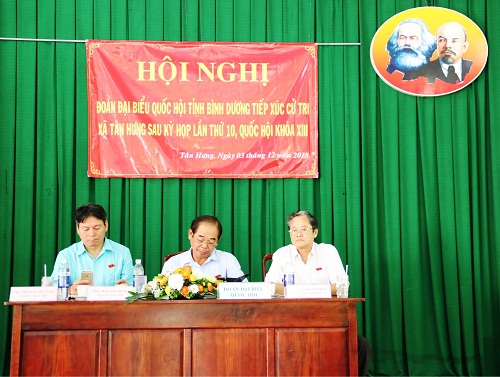 Đại biểu Quốc hội tiếp xúc cử tri sau kỳ họp thứ 10 Quốc hội khóa XIII ở xã Tân Hưng